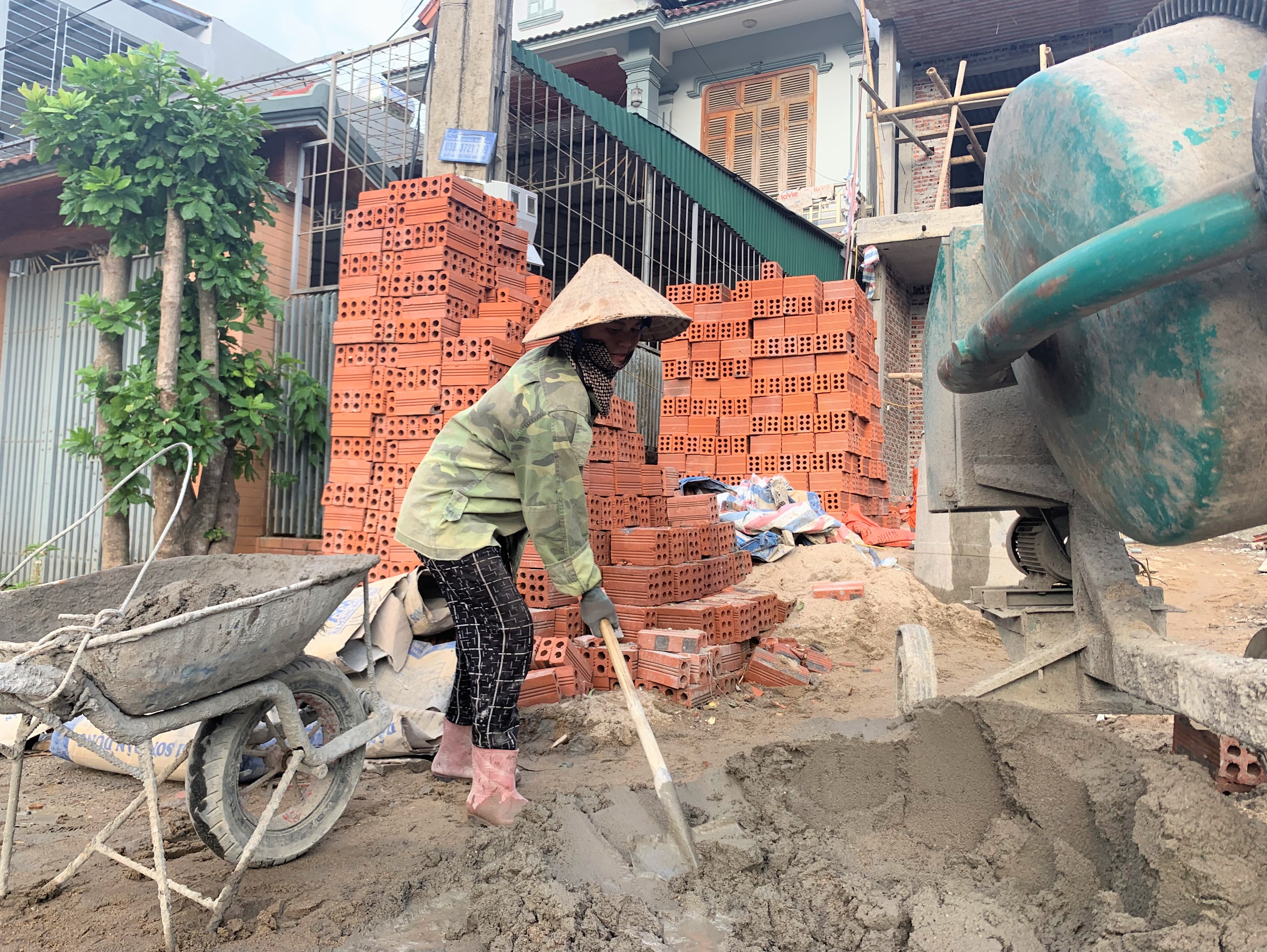 mỗi ngày chị Nguyễn Thị Quý ở thôn 3 xã Hội Sơn được trả công 250 nghìn đồng từ nghề phụ hồ