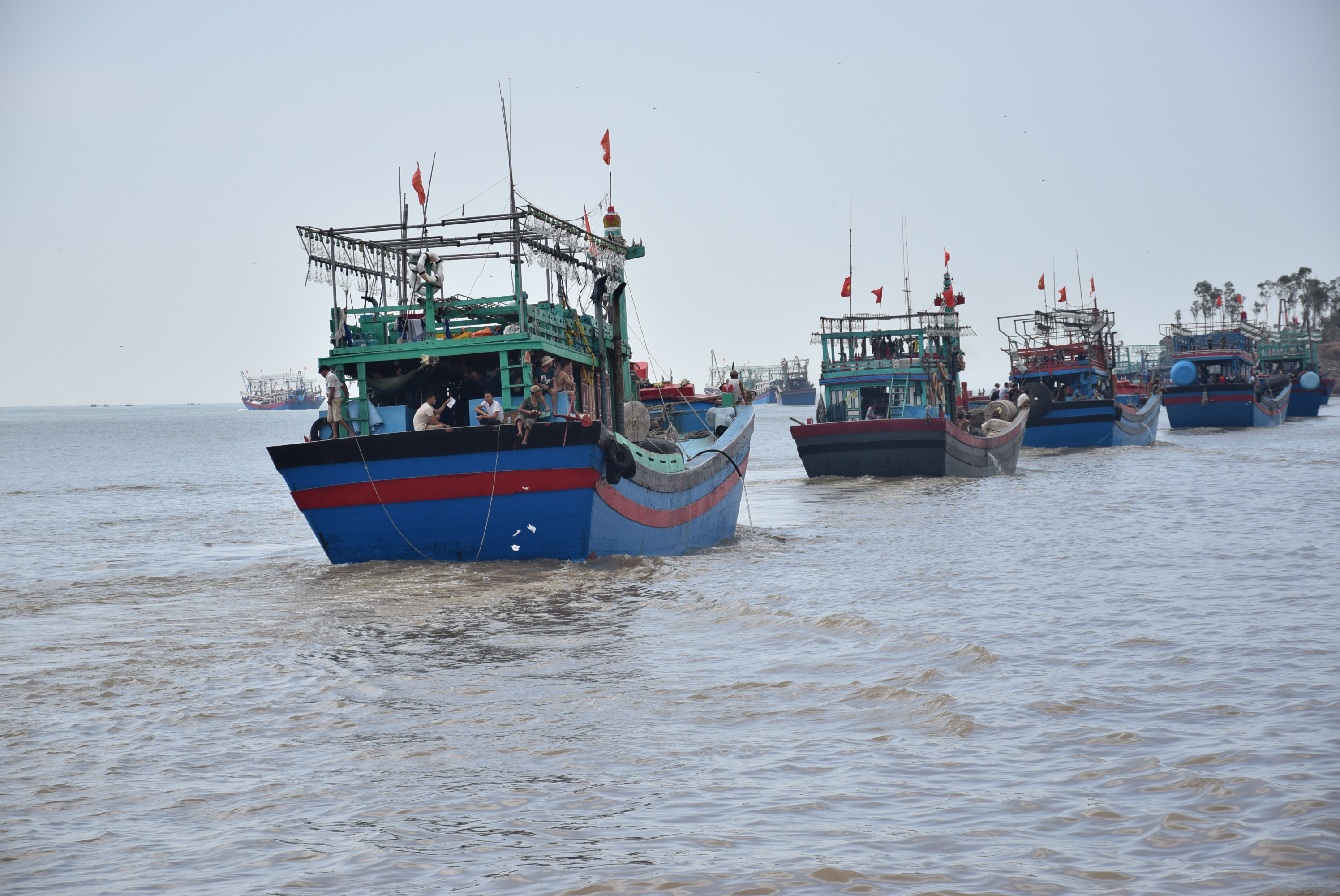 Tàu cá của ngư dân huyện Quỳnh Lưu ra khơi bám biển khai thác hải sản. Ảnh: Xuân Hoàng