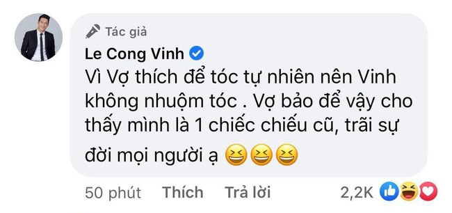 Công Vinh từng tiết lộ lí do không nhuộm tóc là vì bà xã muốn mình để tóc tự nhiên. Và chiều theo ý vợ, anh cũng chẳng màng đến việc đổi mới ngoại hình.