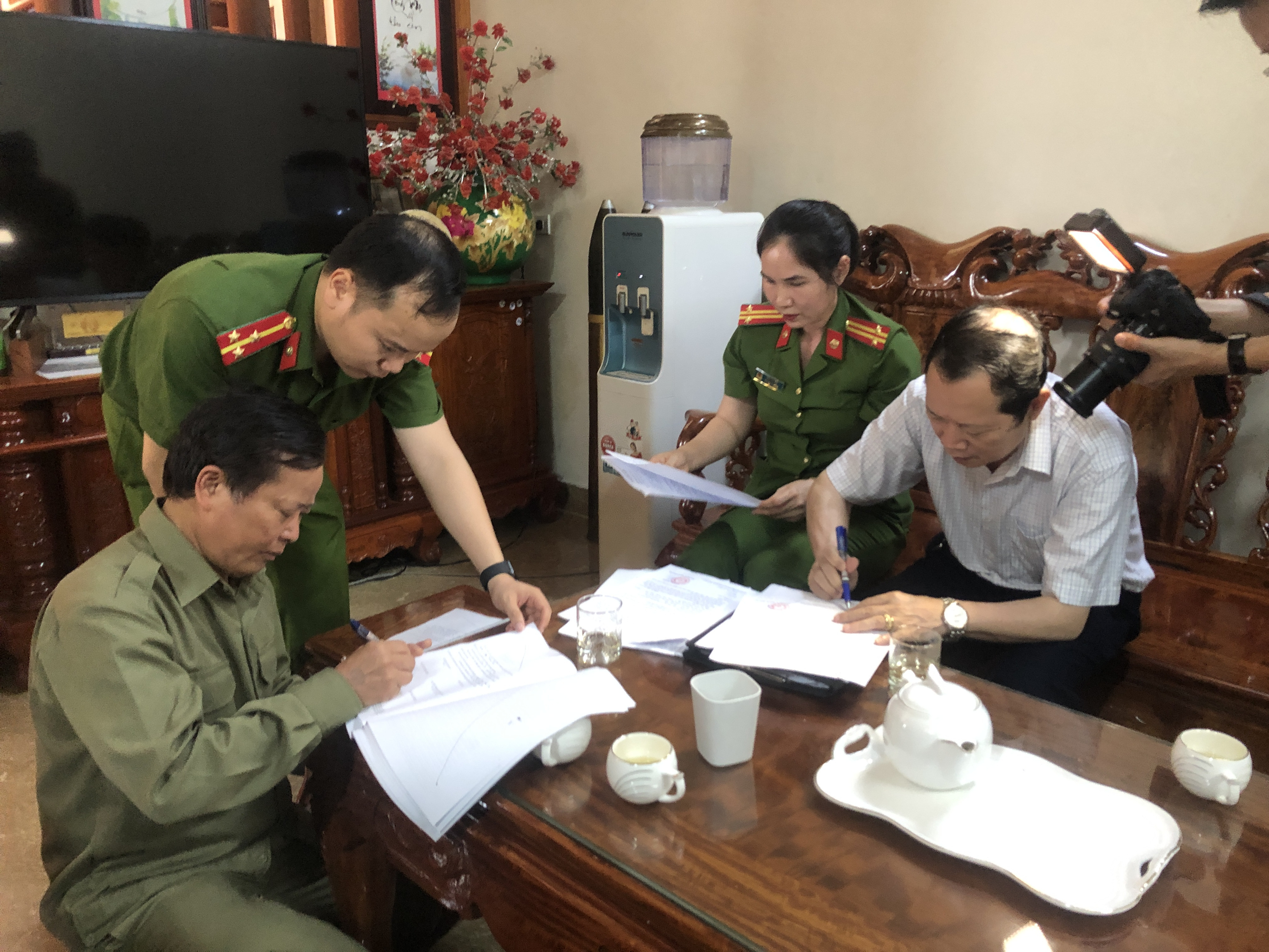 Cơ quan CSĐT Công an Nghệ An tống đạt quyết định khởi tố bị can đối với ông Lương Thanh Hải- Nguyên trưởng ban Dân tộc tỉnh. Ảnh: Thùy Anh
