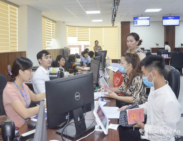 Giải quyết thủ tục hành chính tại trung tâm phục vụ hành chính công tỉnh Nghệ An. Ảnh tư liệu