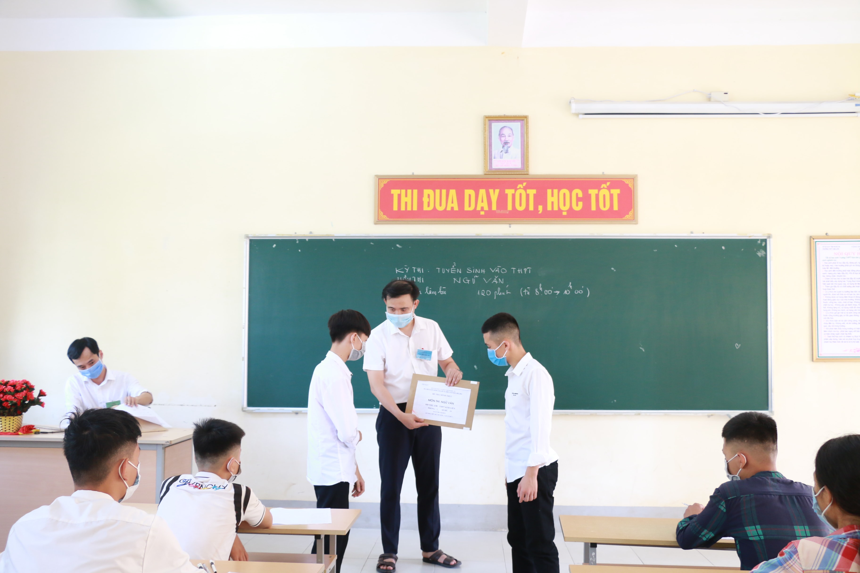 Thí sinh dự thi vào lớp 10 tại điểm thi Trường THPT Kim Liên. Ảnh: Mỹ Hà