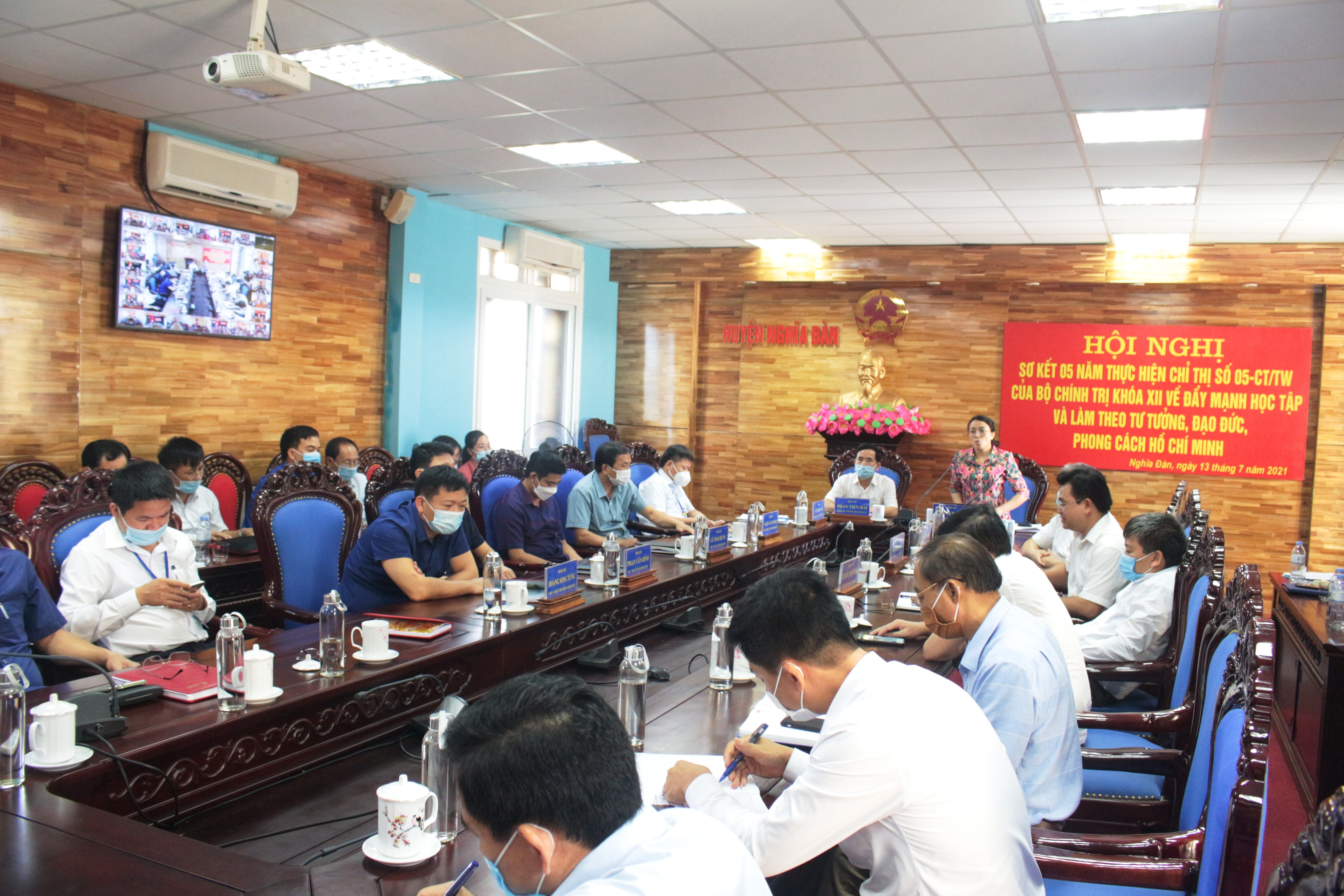 Hội nghị trực tuyến sơ kết thực hiện Chỉ thị 05 của huyện Nghĩa Đàn được thực hiện từ huyện đến 23 điểm cầu ở các xã, thị trấn. Ảnh Thái Trường