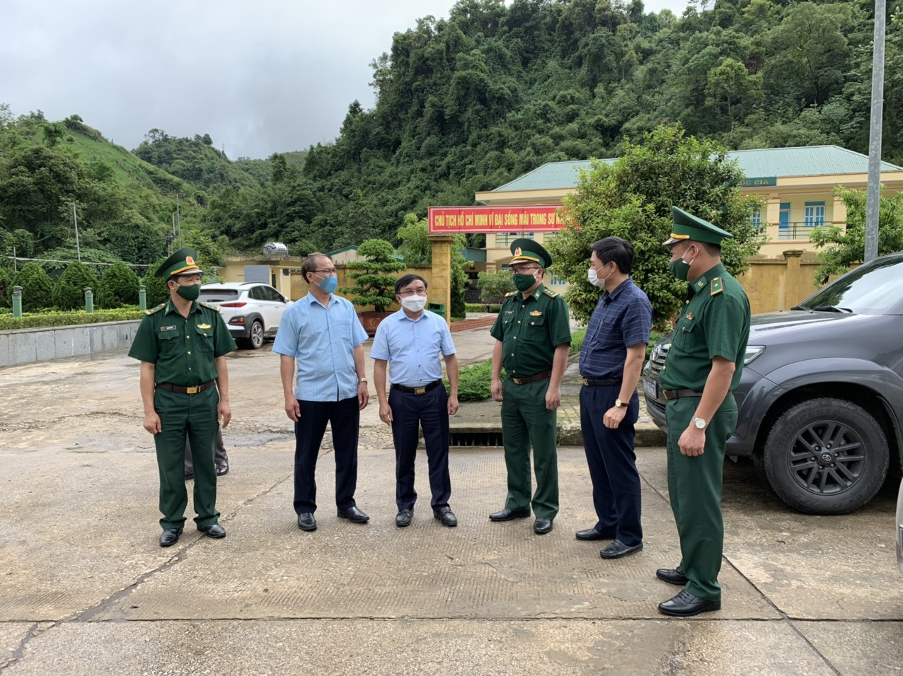 Lãnh đạo Ban Dân vận Tỉnh ủy thăm, trao đổi công tác phòng chống dịch Covid-19 tại cửa khẩu Nậm Cắn, huyện Kỳ Sơn. Ảnh: TG