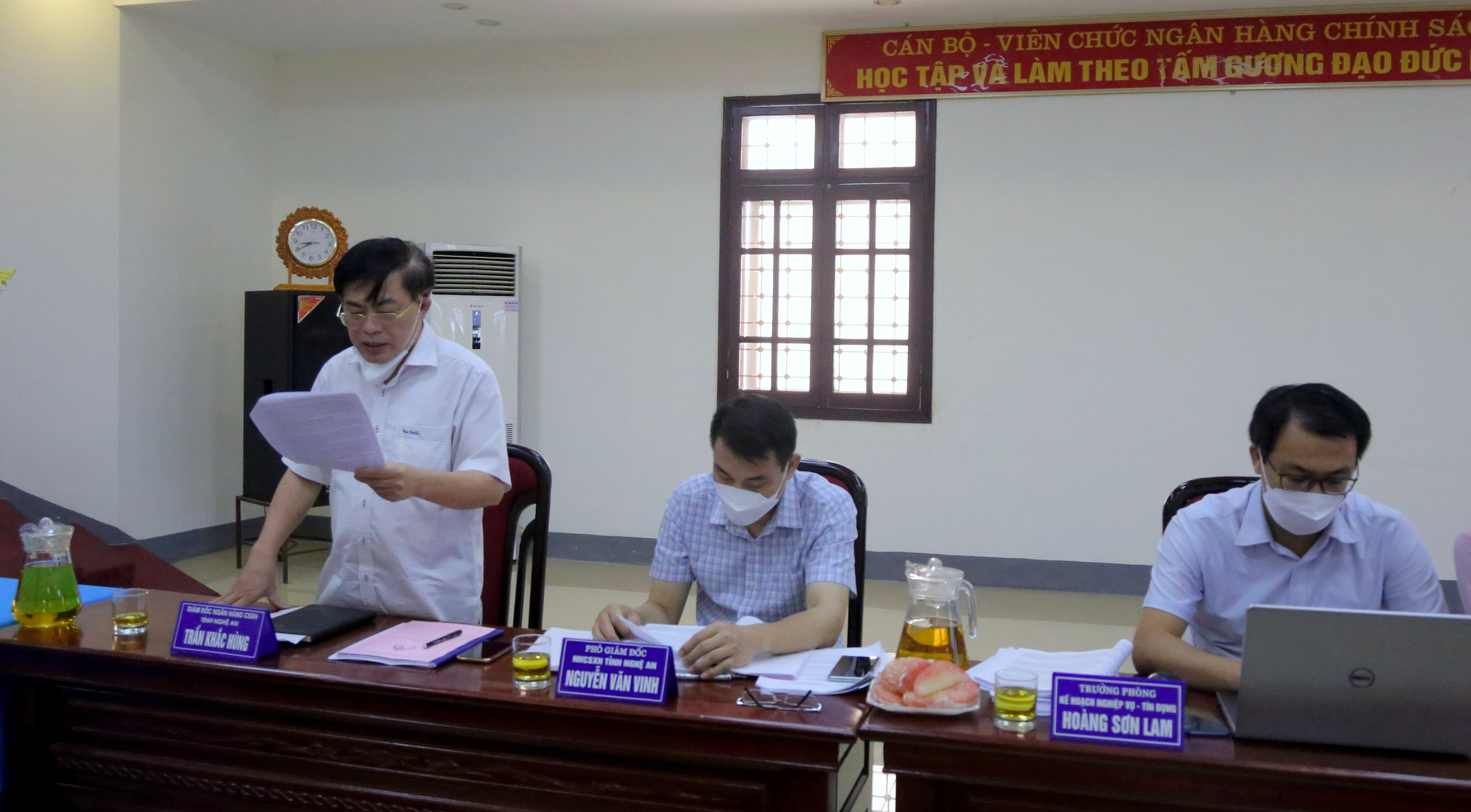 Giám đốc Ngân hàng CSXH tỉnh Trần Khắc Hùng báo cáo kết quả hoạt động 6 tháng. Ảnh Thu Huyền