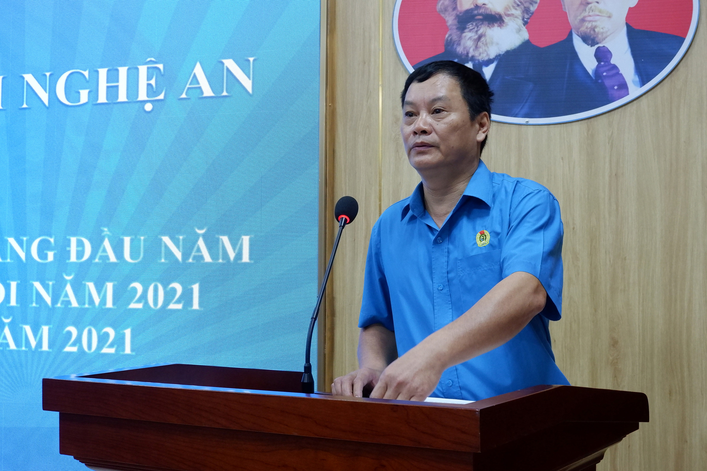 Phó Chủ tịch LĐLĐ tỉnh Nguyễn Kỳ Sơn báo cáo hoạt động 6 tháng đầu năm và nhiệm vụ trọng tâm 6 tháng cuối năm. Ảnh: D.T