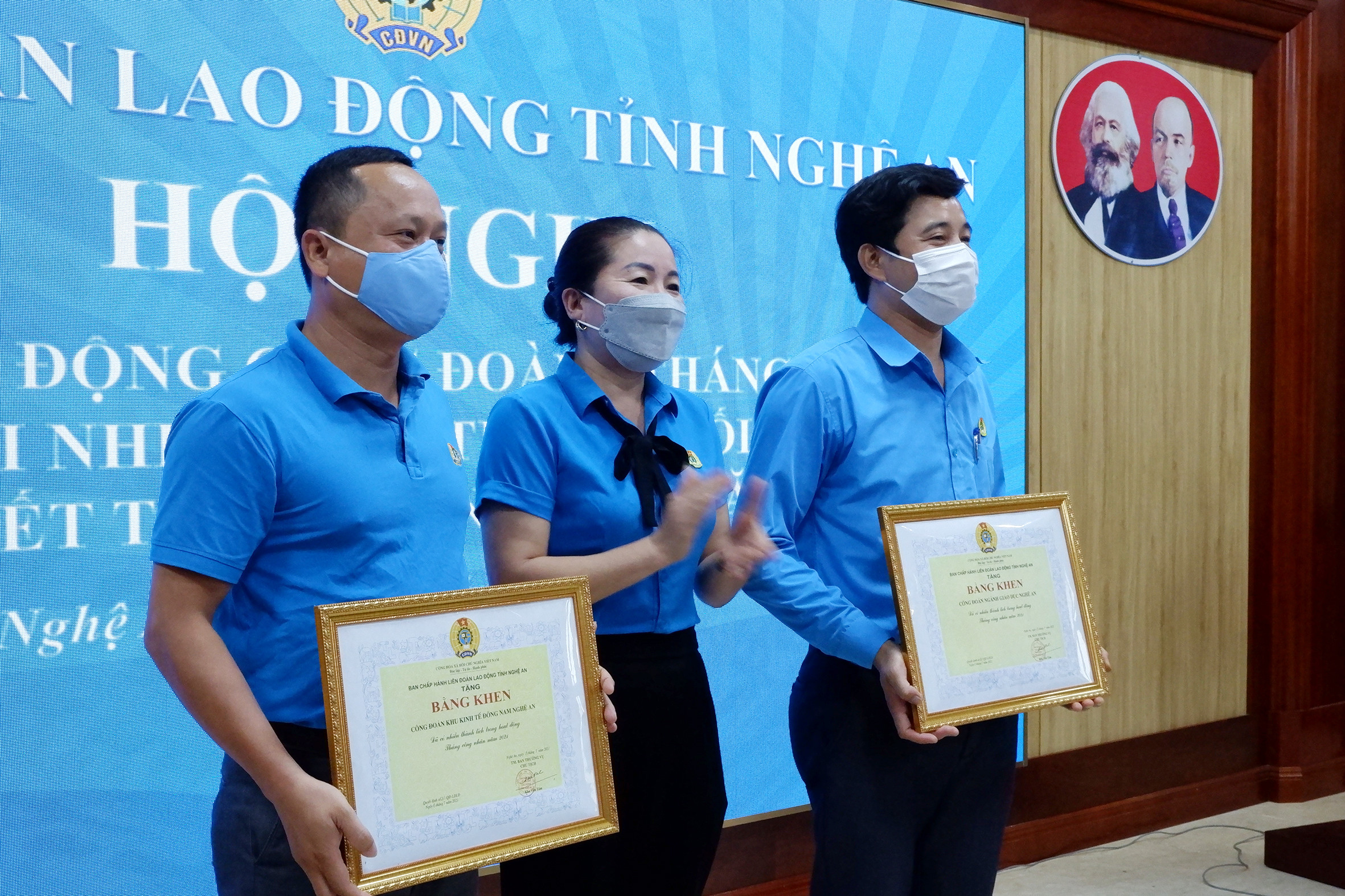 Phó Chủ tịch LĐLĐ tỉnh Nguyễn Thị Thu Nhi trao Bằng khen cho các đơn vị có thành tích xuất sắc trong Tháng Công nhân 2021. Anh: D.T