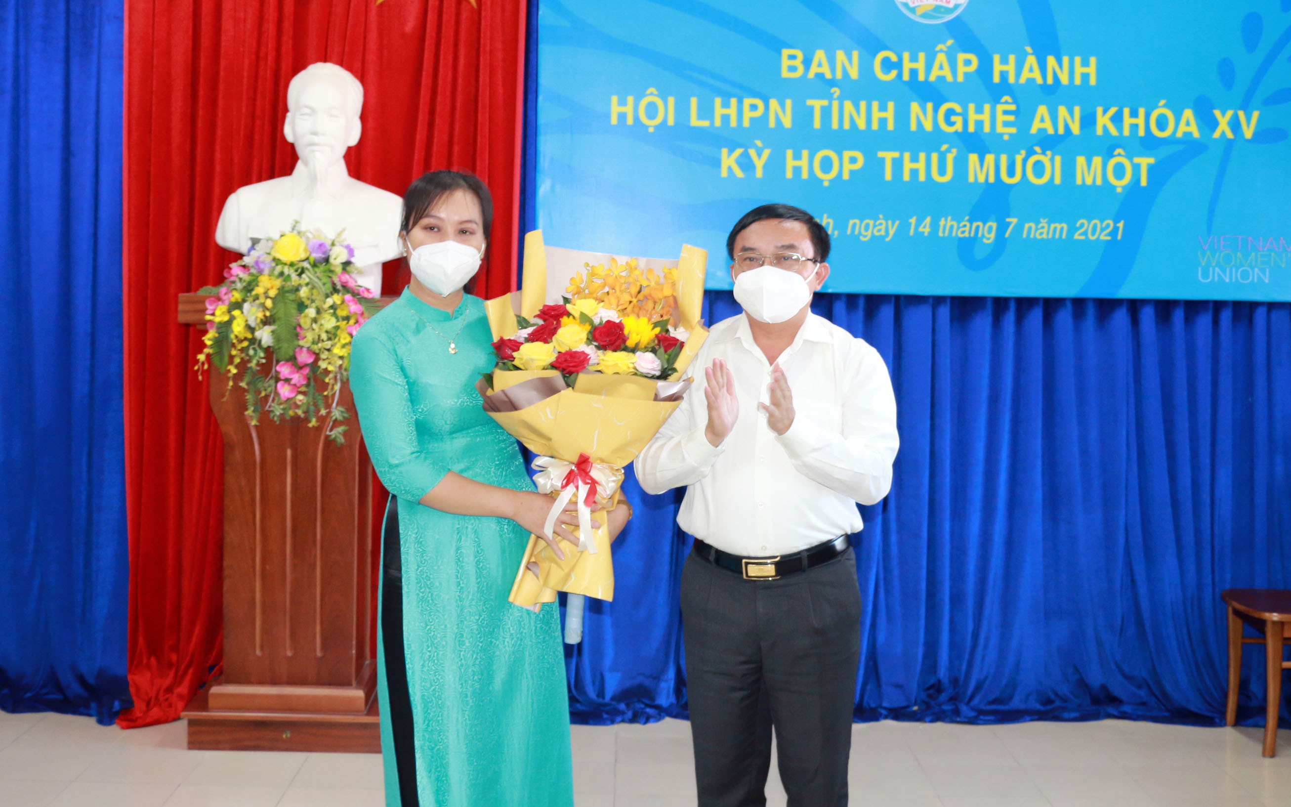 Đồng chí Ngọc Kim Nam tặng hoa chúc mừng tân Phó Chủ tịch Hội liên hiệp phụ nữ tỉnh. Ảnh: Mỹ Hà
