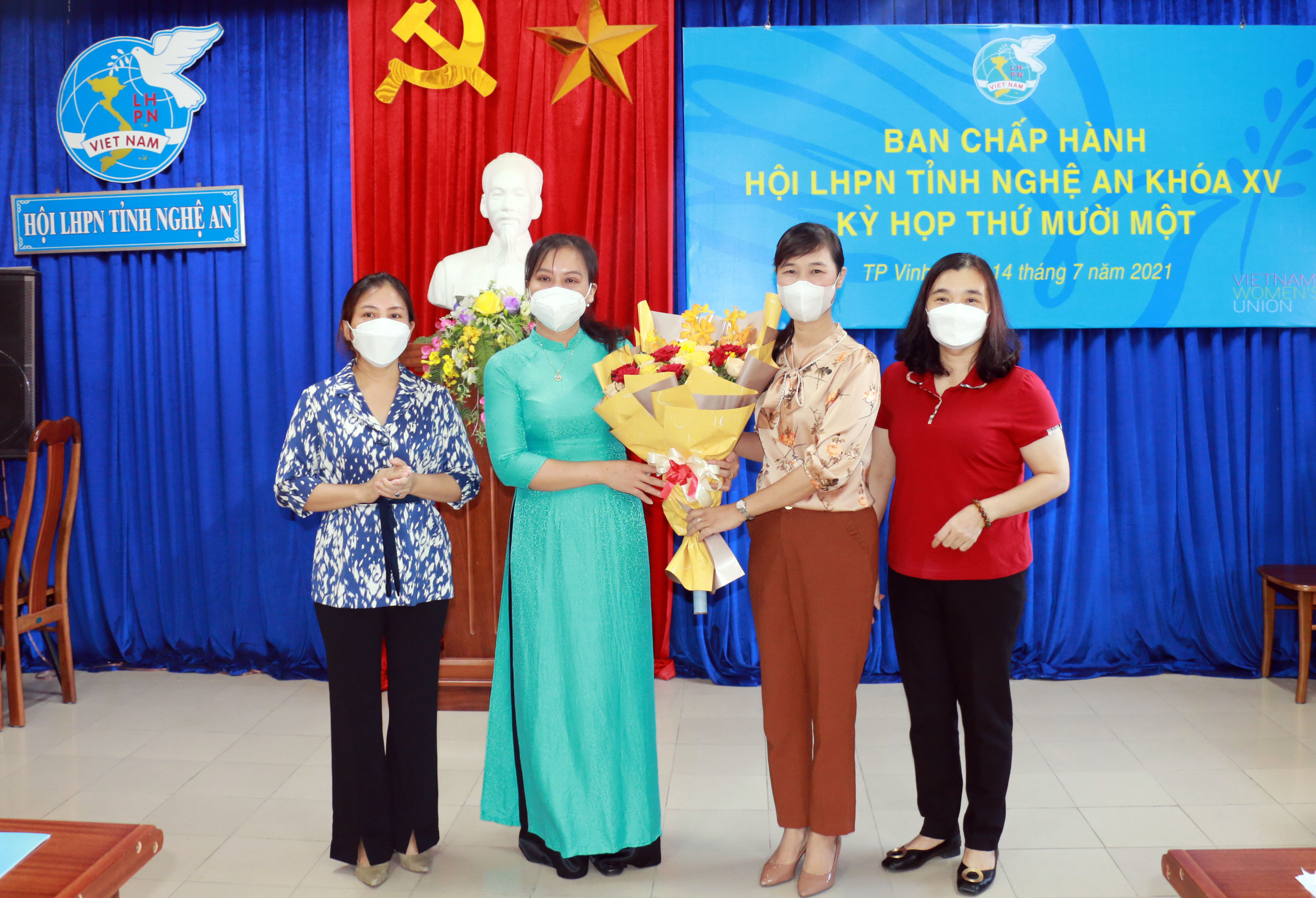 Lãnh đạo Hội liên hiệp phụ nữ tỉnh tặng hoa chúc mừng đồng chí Hoàng Thị Thanh Minh. Ảnh: Mỹ Hà