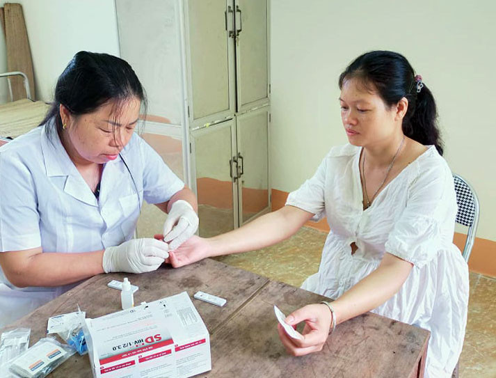 Tư ván xét nghiệm cho phụ nữ mang thai trên địa bàn huyện Quế Phong. Ảnh: Mỹ Hà.