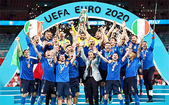 Các cầu thủ Italy nâng cao chức vô địch Euro 2020. Ảnh: REUTERS
