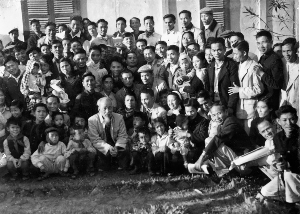 Bác Hồ chụp ảnh với cán bộ, công nhân viên cơ quan Tỉnh ủy Nghệ An năm 1961. Ảnh tư liệu