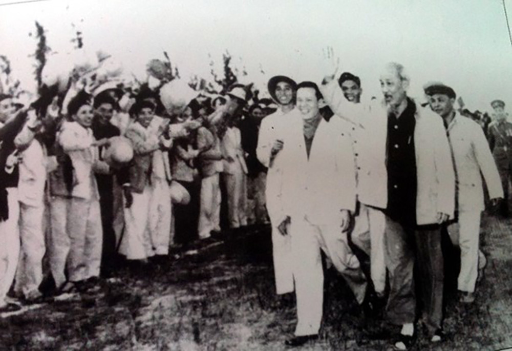 Người dân Nghệ An chào đón Bác Hồ về thăm quê lần thứ 2 ngày 9/12/1961. Ảnh tư liệu