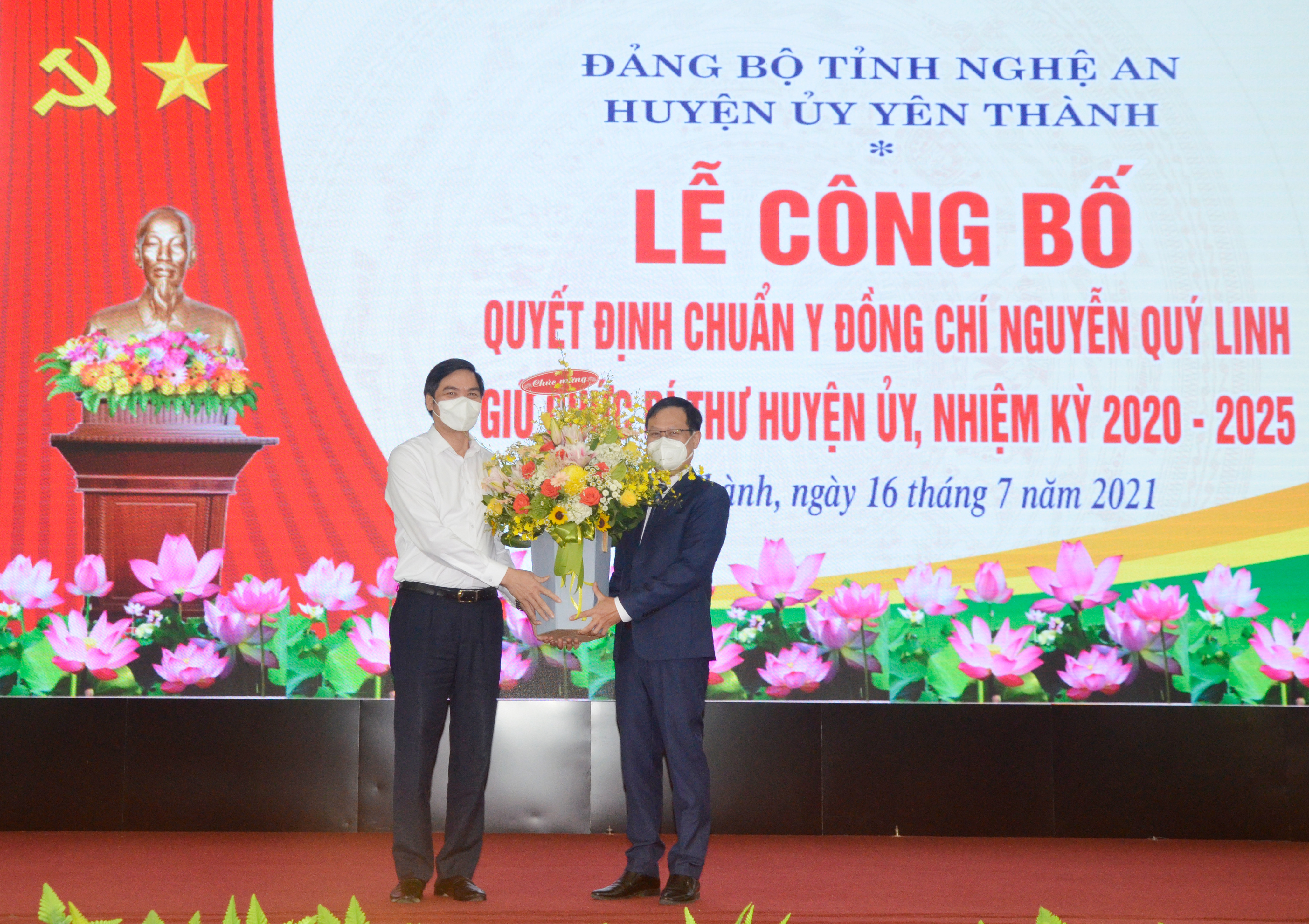 Phó Chủ tịch UBND tỉnh Hoàng Nghĩa Hiếu tặng hoa chúc mừng đồng chí Nguyễn Quý Linh. Ảnh: Thanh Lê