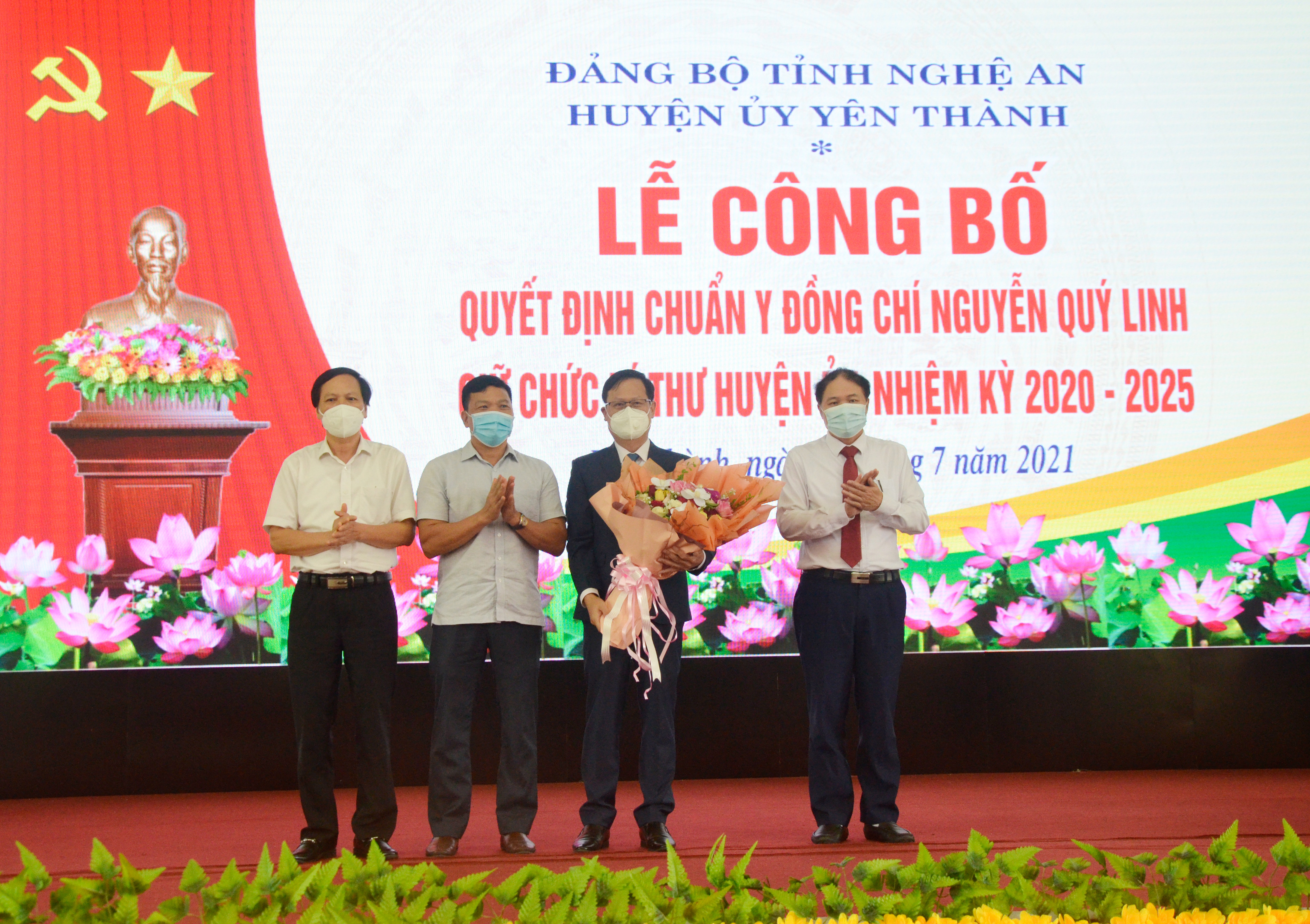 Đại diện các ban Đảng của Tỉnh ủy tặng hoa chúc mừng đồng chí Nguyễn Quý Linh. Ảnh: Thanh Lê