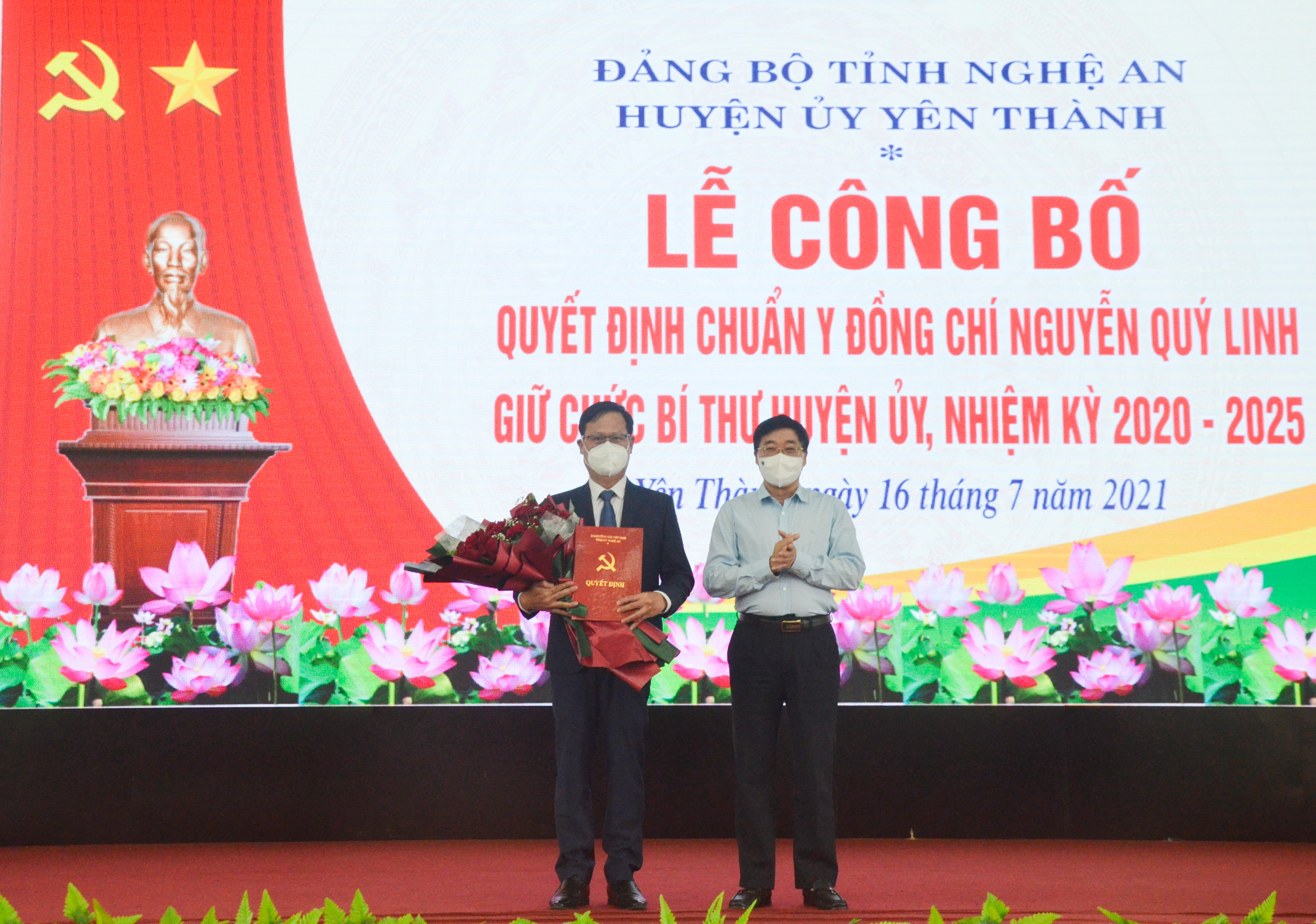 Đồng chí Nguyễn Văn Thông trao Quyết định tặng hoa chúc mừng đồng chí Nguyễn Quý Lương. Ảnh: Thanh Lê