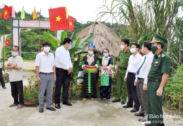 Lãnh đạo Ban Dân tộc tỉnh và huyện Tương Dương thăm hỏi bà con bản Huồi Cọ, xã Nhôn Mai. Ảnh: Công Kiên