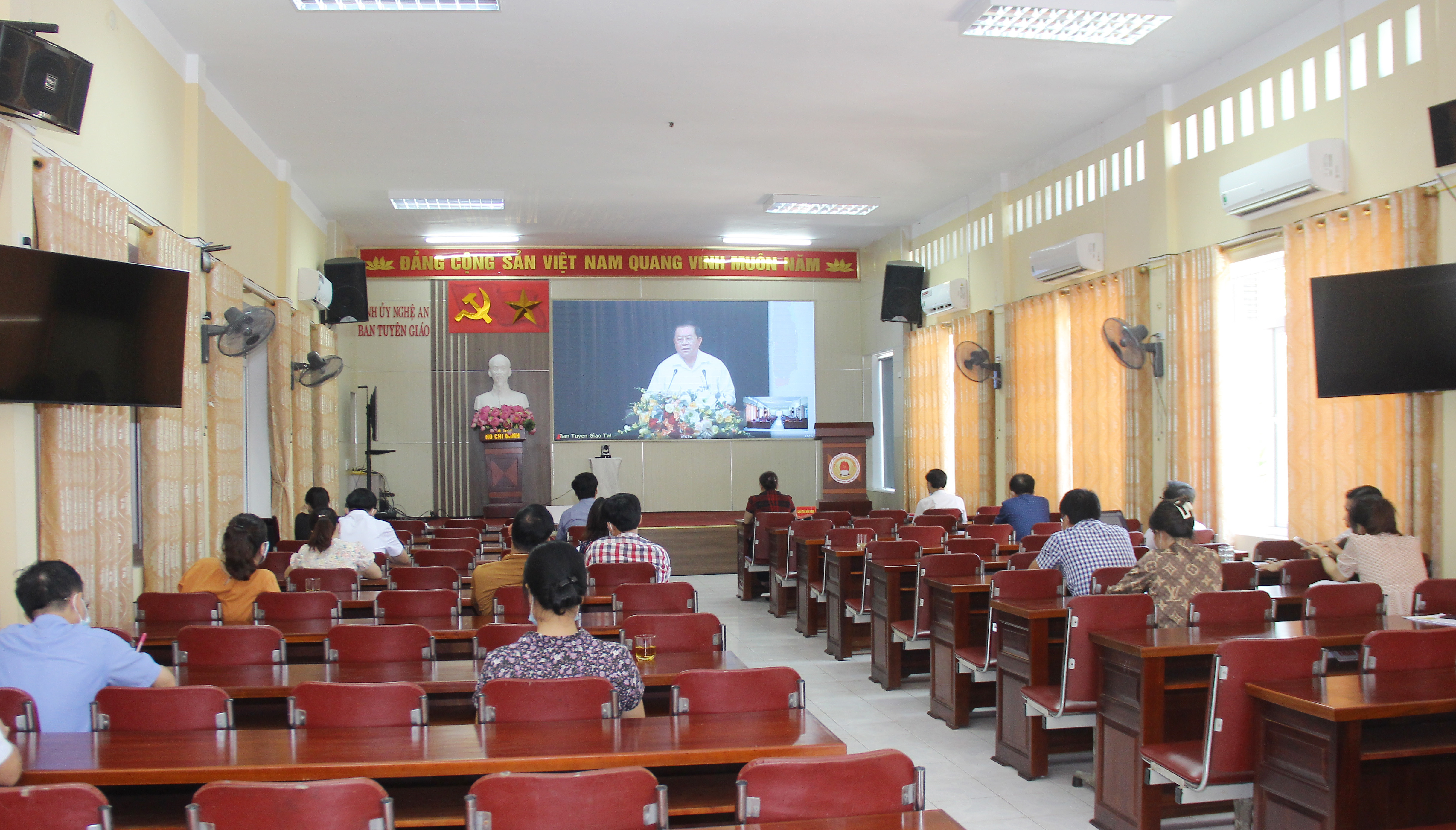 Sáng 17/7, Ban Tuyên giáo Trung ương tổ chức hội nghị trực tuyến sơ kết công tác tuyên giáo 6 tháng đầu năm, triển khai nhiệm vụ trọng tâm 6 tháng cuối năm 2021. Đồng chí Nguyễn Trọng Nghĩa - Bí thư Trung ương Đảng, Trưởng ban Tuyên giáo Trung ương chủ trì tại điểm cầu Hà Nội.  Chủ trì tại điểm cầu Nghệ An có đồng chí Nguyễn Thị Thu Hường - Ủy viên Ban Thường vụ Tỉnh ủy, Trưởng ban Tuyên giáo Tỉnh ủy.