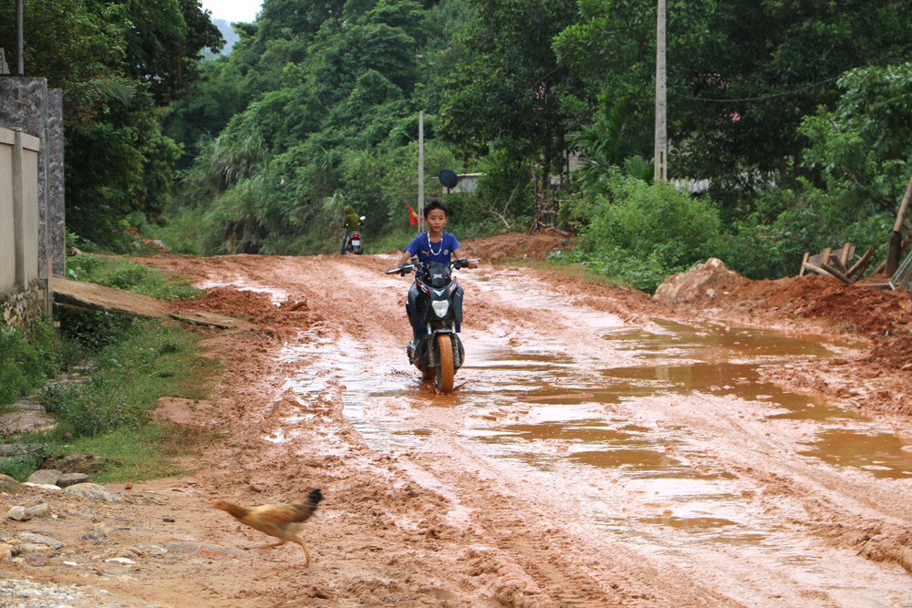 Đường giao thông vào mùa mưa ngay tại bản Trung tâm xã Liên Hợp, Quỳ Hợp. Ảnh: Nguyễn Hải 