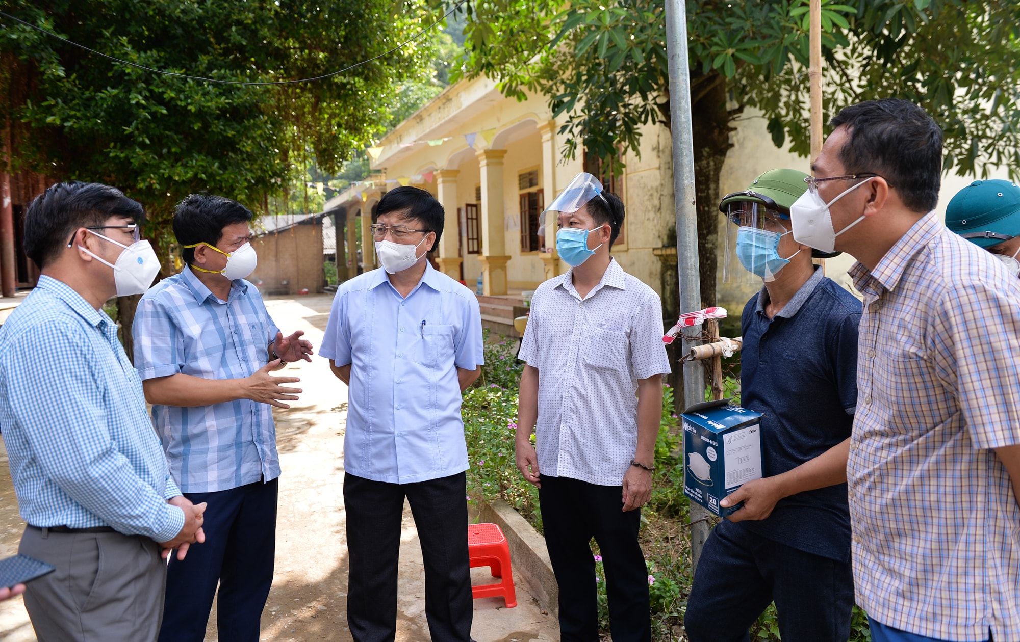 Lãnh đạo UBND tỉnh, UBND huyện Tương Dương, Sở Y tế kiểm tra công tác chống dịch tại Chằm Puông. Ảnh: Thành Cường