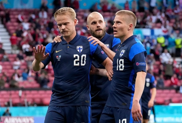Tiền đạo Phần Lan kiềm chế cảm xúc khi ăn mừng bàn thắng, thể hiện sự tôn trọng với đội tuyển Đan Mạch.