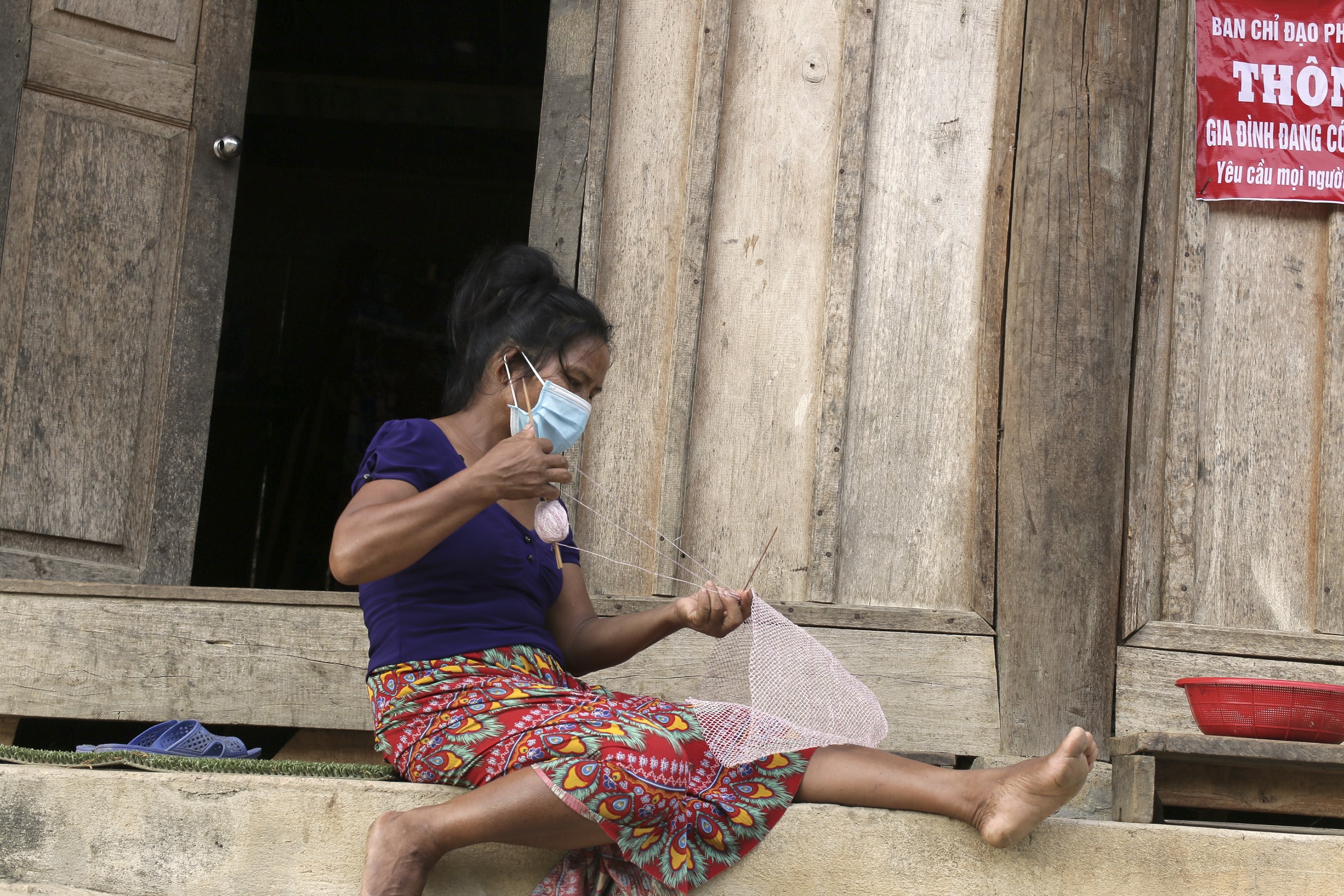 8.Thường ngày người phụ nữa này lên nương lấy củi, hái măng. Thời điểm dịch dã phức tạp nên chị đành ở nhà, trong lúc nhàn rỗi chị đã tranh thủ đan xúc cá, chứ không theo thói quen là tụ tập nhà nào đó ngồi nói chuyện như trước khi dịch bệnh chưa xẩy ra. Ảnh: Đình Tuân