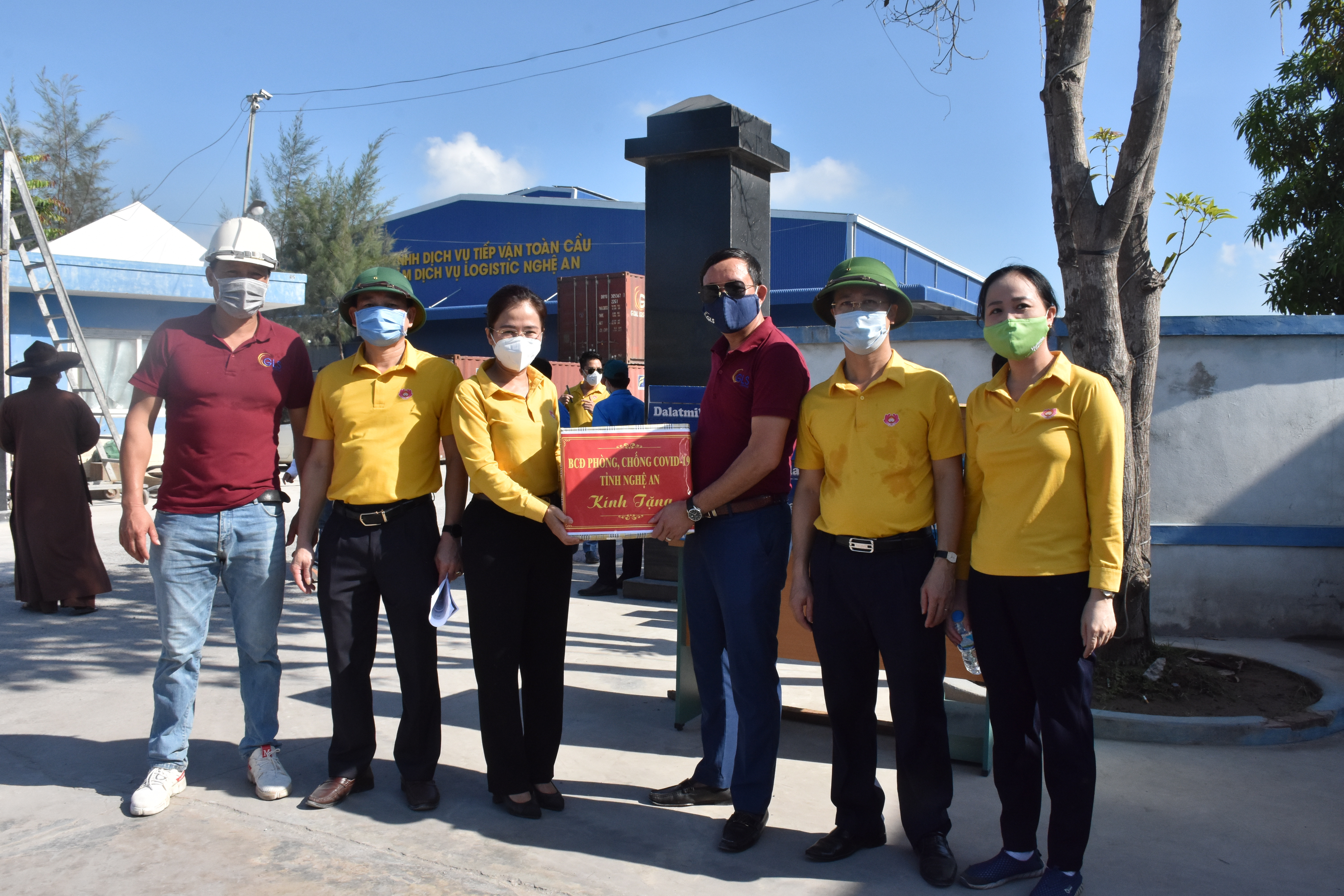 Lãnh đạo Ủy ban MTTQ tỉnh Nghệ An trao tặng quà cho các tình nguyện viên tham gia vận chuyển hàng hóa. Ảnh: Thu Hương