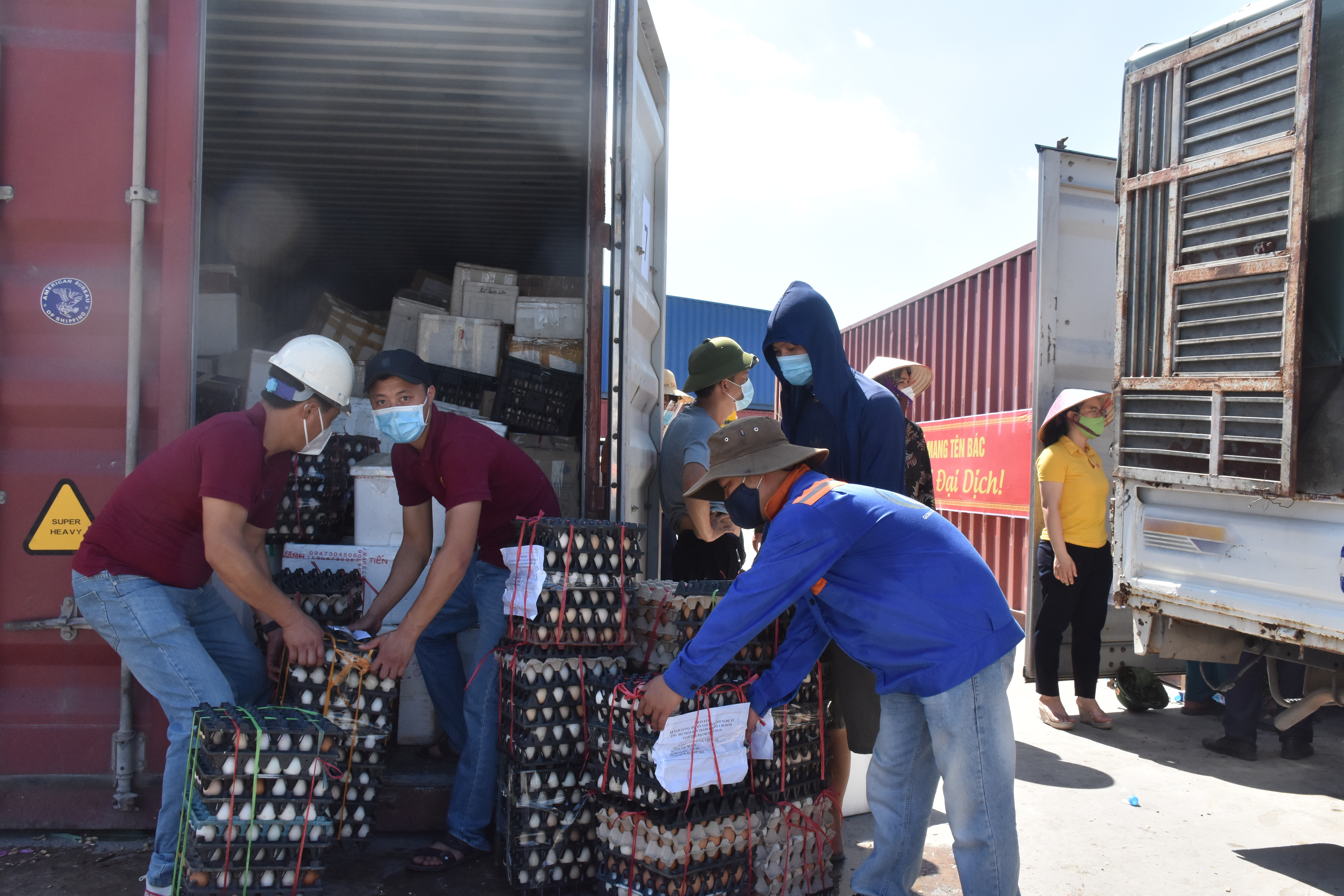 Các tỉnh nguyện viên có mặt tại Cảng Cửa Lò vận chuyển hàng hóa lên Container. Ảnh: Thu Hương