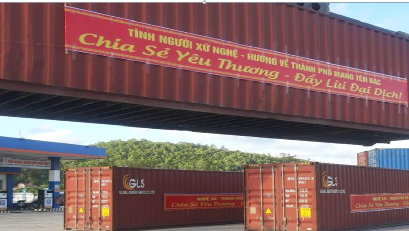 Hàng hóa quyên góp của người dân quê Bác được Container vân chuyển bằng đường thủy vào trao tặng cho người dân TP Hồ Chí Minh. Ảnh: Thu Hương