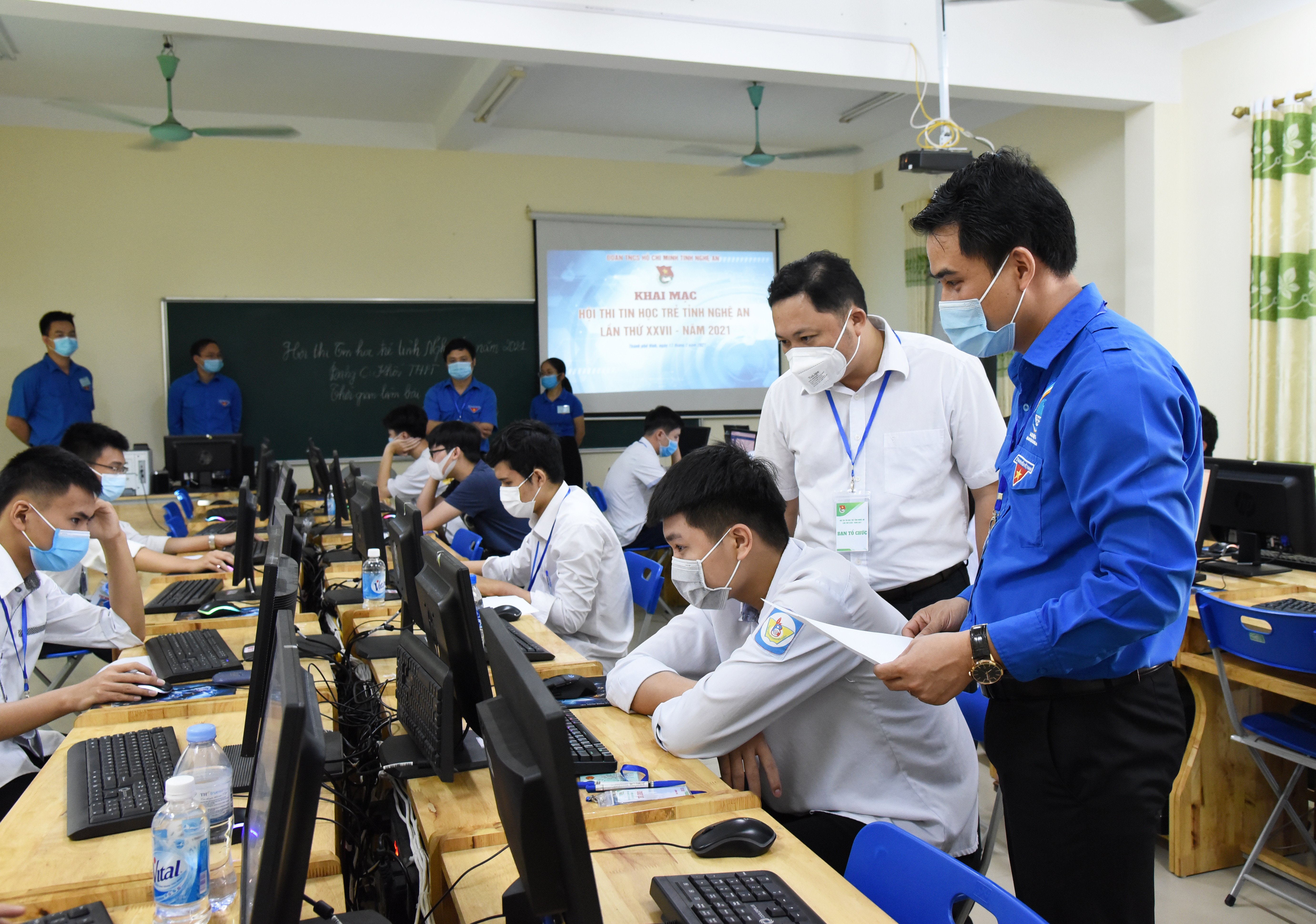 Ban Tổ chức Hội thi kiểm tra thực tế tại một số địa điểm thi như trường THPT chuyên Phan Bội Châu, Đại học Vinh... Ảnh: TG