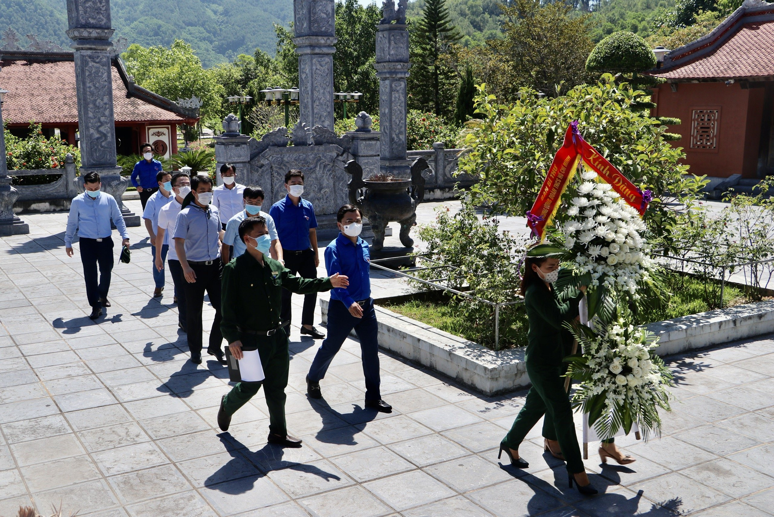 Đoàn đại biểu tổ chức lễ dâng hoa tại Khu di tích lịch sử Truông Bồn, tại xã Mỹ Sơn, huyện Đô Lương - nơi được ví như 