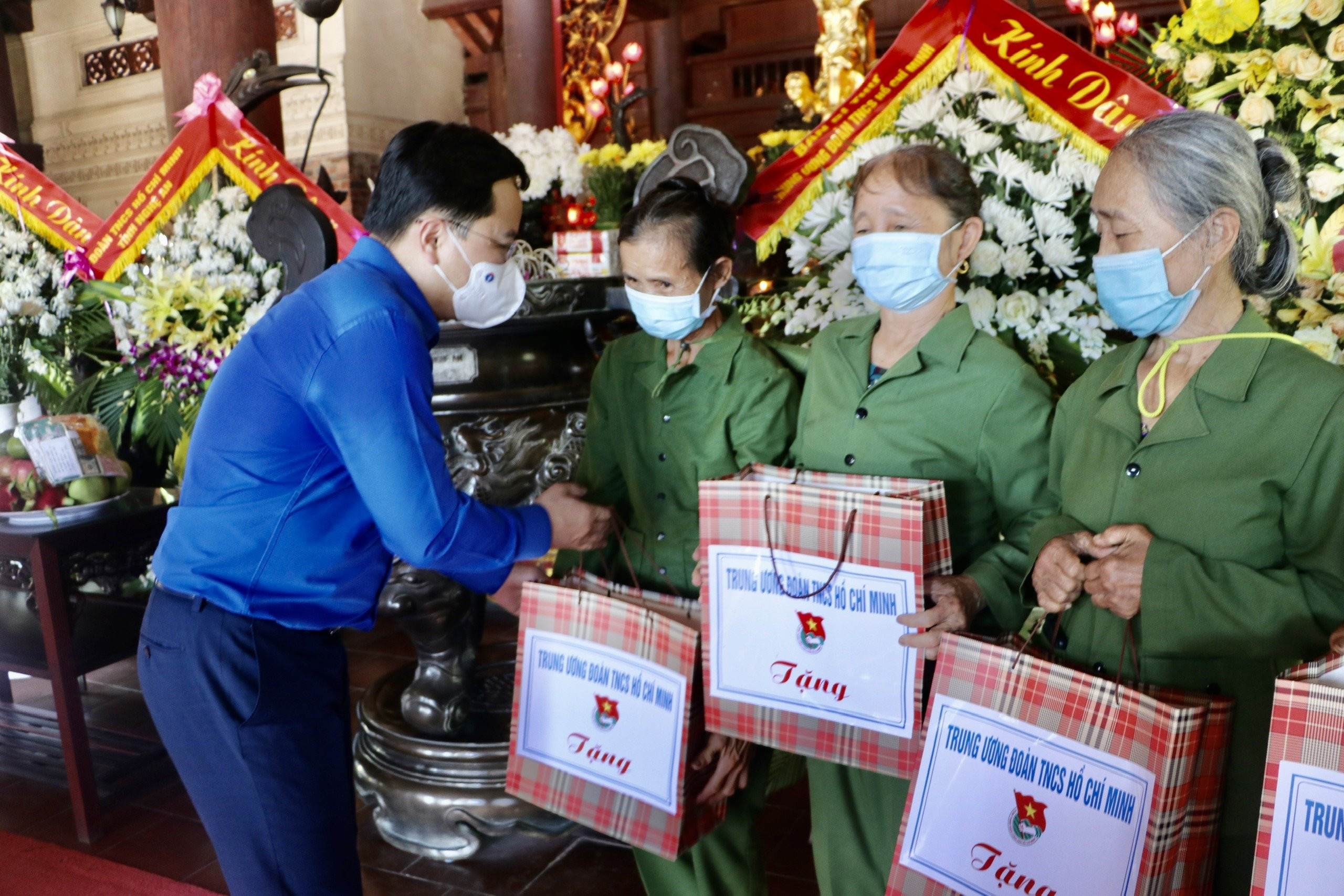 Những món quà tri ân ý nghĩa được Ban Bí thư Trung ương Đoàn chuyển tới tận tay các cựu TNXP tại huyện Đô Lương. Ảnh: QH