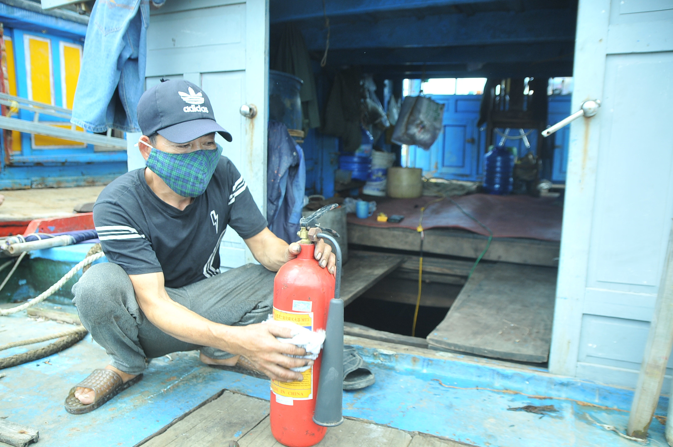 Nhiều chủ tàu cũng đã trang bị bình cứu hỏa nhưng có những bình đã hết hạn sử dụng, thậm chí ngư dân cũng không biết sử dụng. Ảnh: Tiến Đông