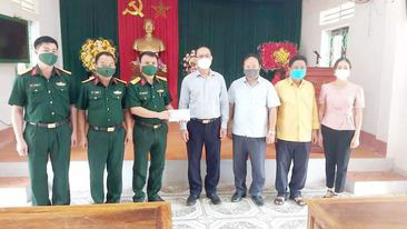 Đồng Chí Vi Hòe Bí thư Huyện ủy và lãnh đạo huyện trao quà cho Ban Chỉ huy quân sự huyện. Ảnh: 
