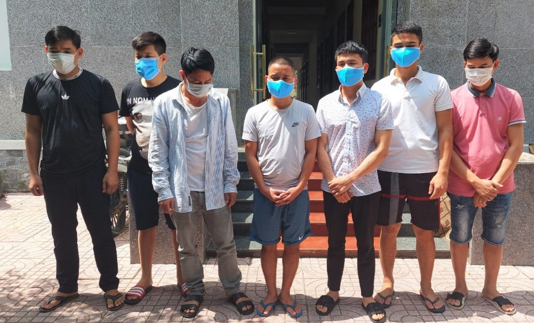 Nhóm đối tượng đánh bạc bị công an huyện Yên Thành bắt giữ. Ảnh: Ân Phú