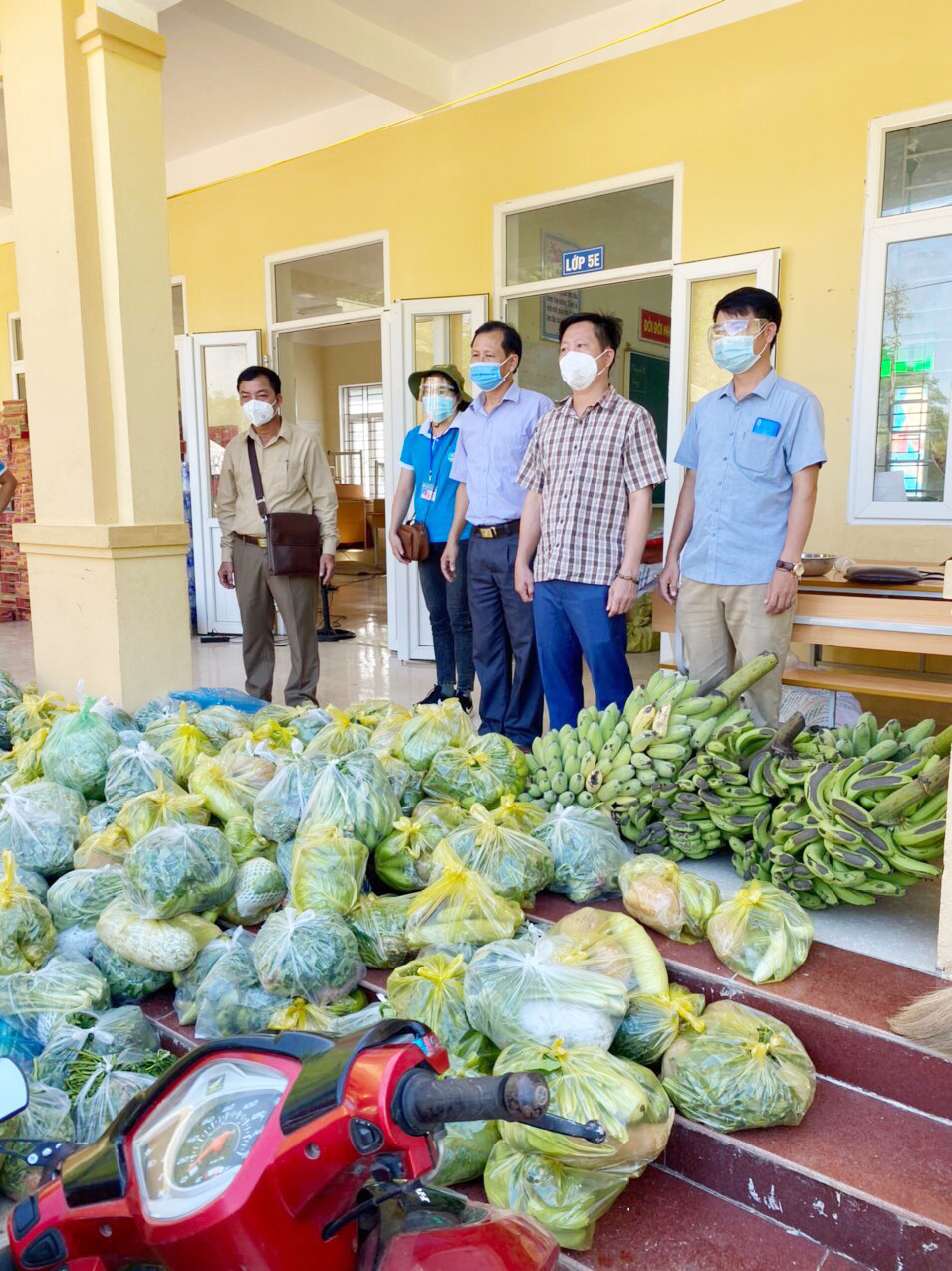 Các loại rau, củ, quả hỗ trợ đồng bào bản Chăm Puông được huyện Tương Dương tiếp nhận, điều tiết kịp thời. Ảnh: CTV