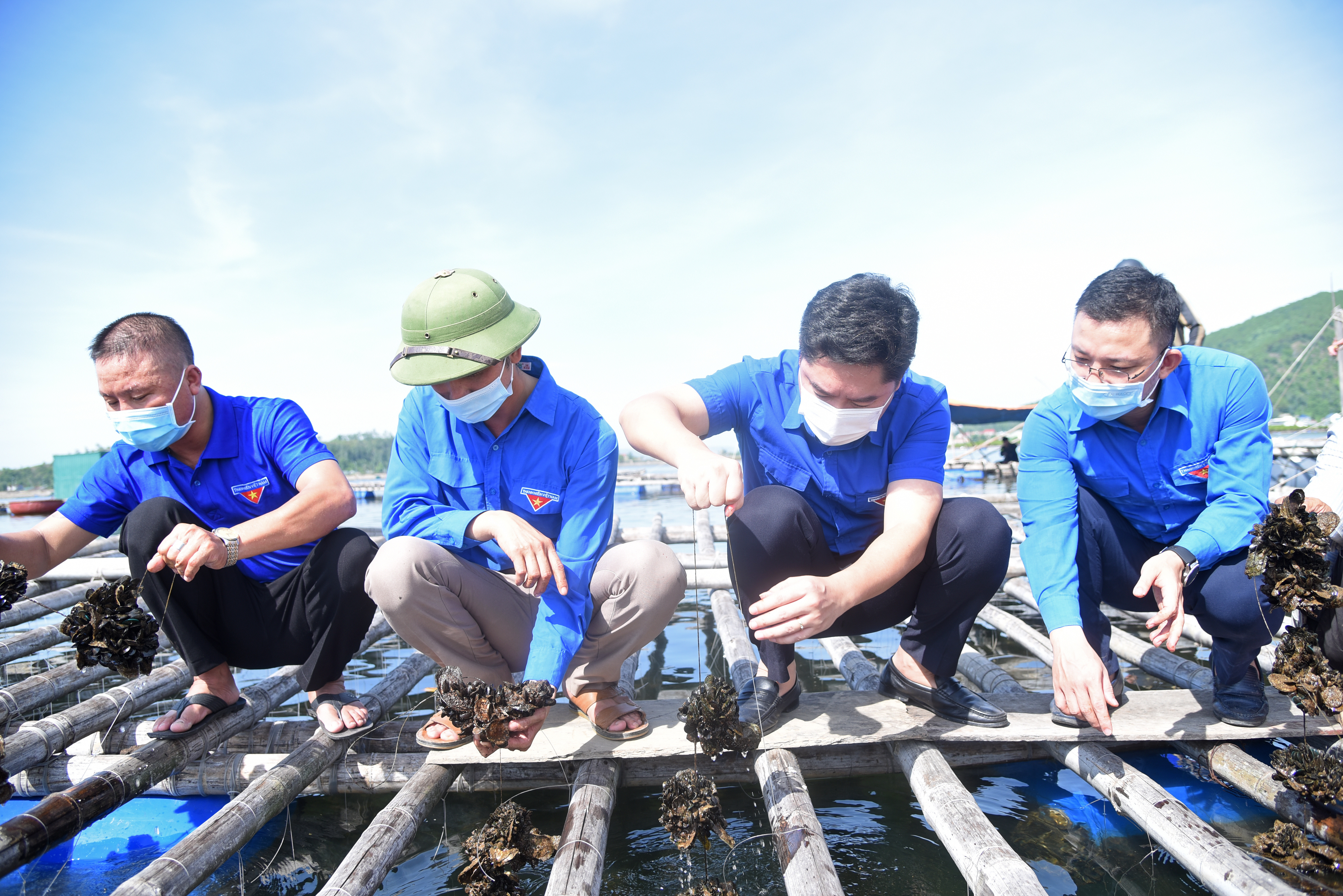 Sáng cùng ngày, Bí thư Tỉnh đoàn Lê Văn Lương tới thăm mô hình kinh tế của Bí thư Đoàn xã Nghi Thiết. Ảnh: TG