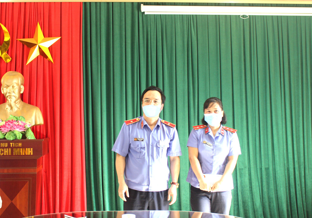 bna_ Viện kiểm sát tỉnh trao quà hỗ trợ cho cán bộ có hoàn cảnh khó khăn của VKSND Tx Hoàng Mai. Ảnh: CTV