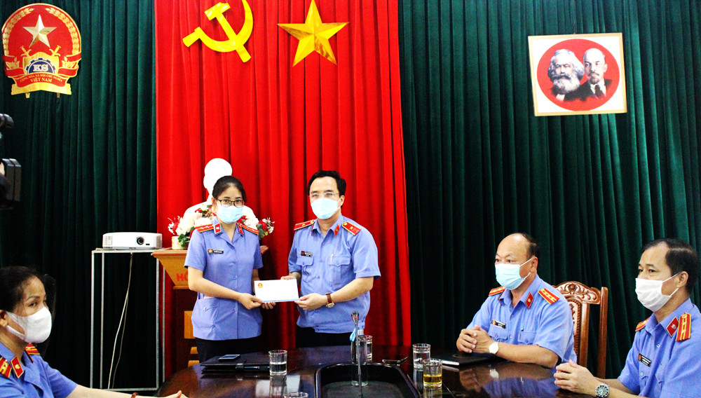 Đồng chí Viện trưởng VKS trao quà hỗ trợ cho cán bộ VKS khó khăn ở Con Cuông. Ảnh: N.H