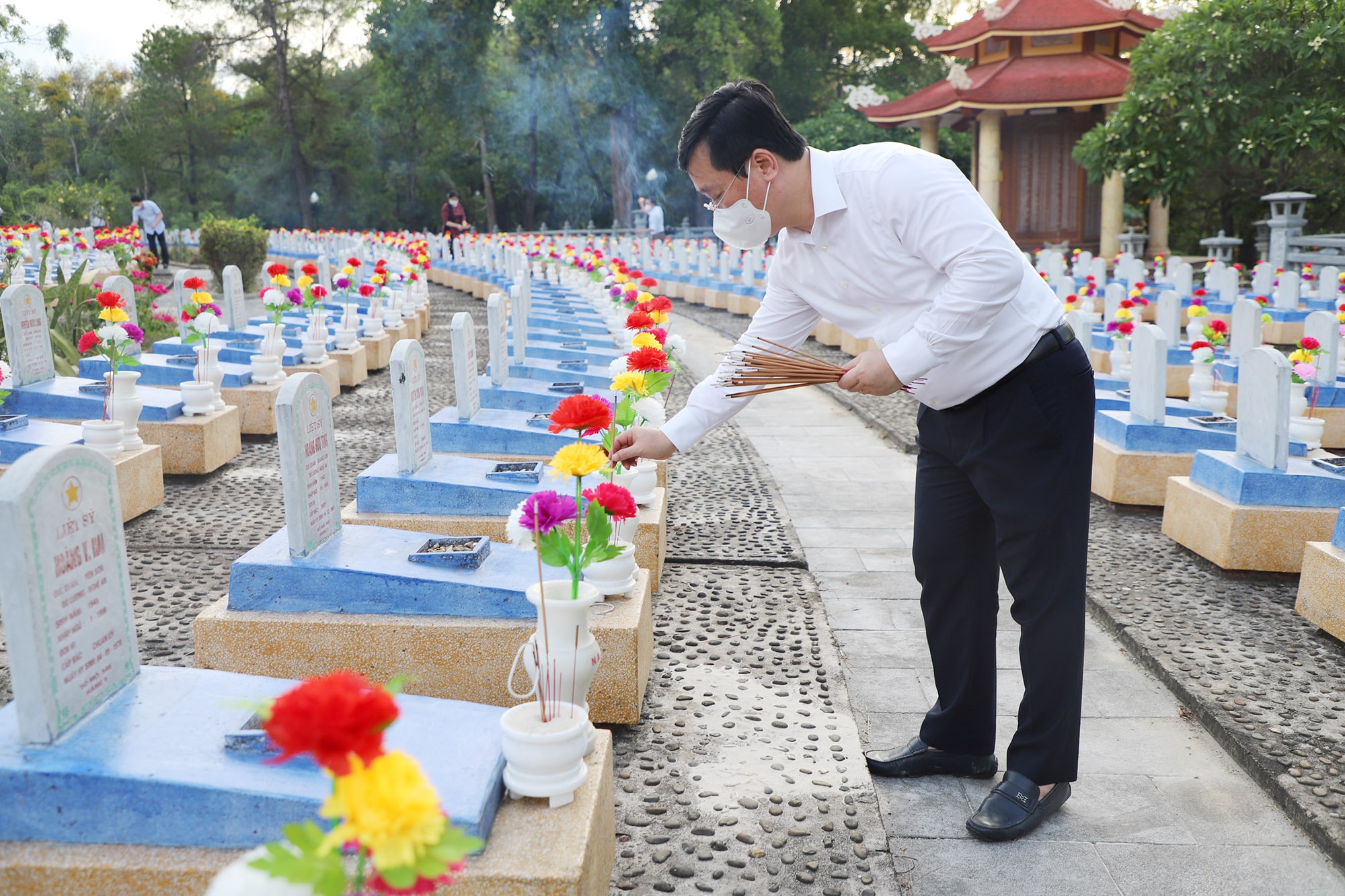 Chủ tịch UBND tỉnh Nguyễn Đức Trung dâng hương tại phần mộ liệt sỹ quê Nghệ An. Ảnh: Phạm Bằng