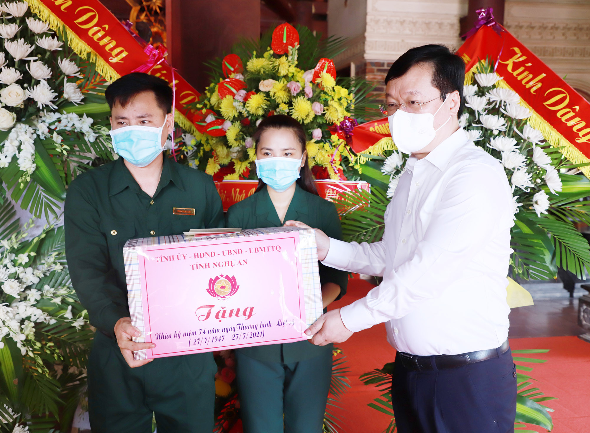 Chủ tịch UBND tỉnh Nguyễn Đức Trung tặng quà cho Ban quản lý Khu di tích lịch sử Truông Bồn. Ảnh: Phạm Bằng