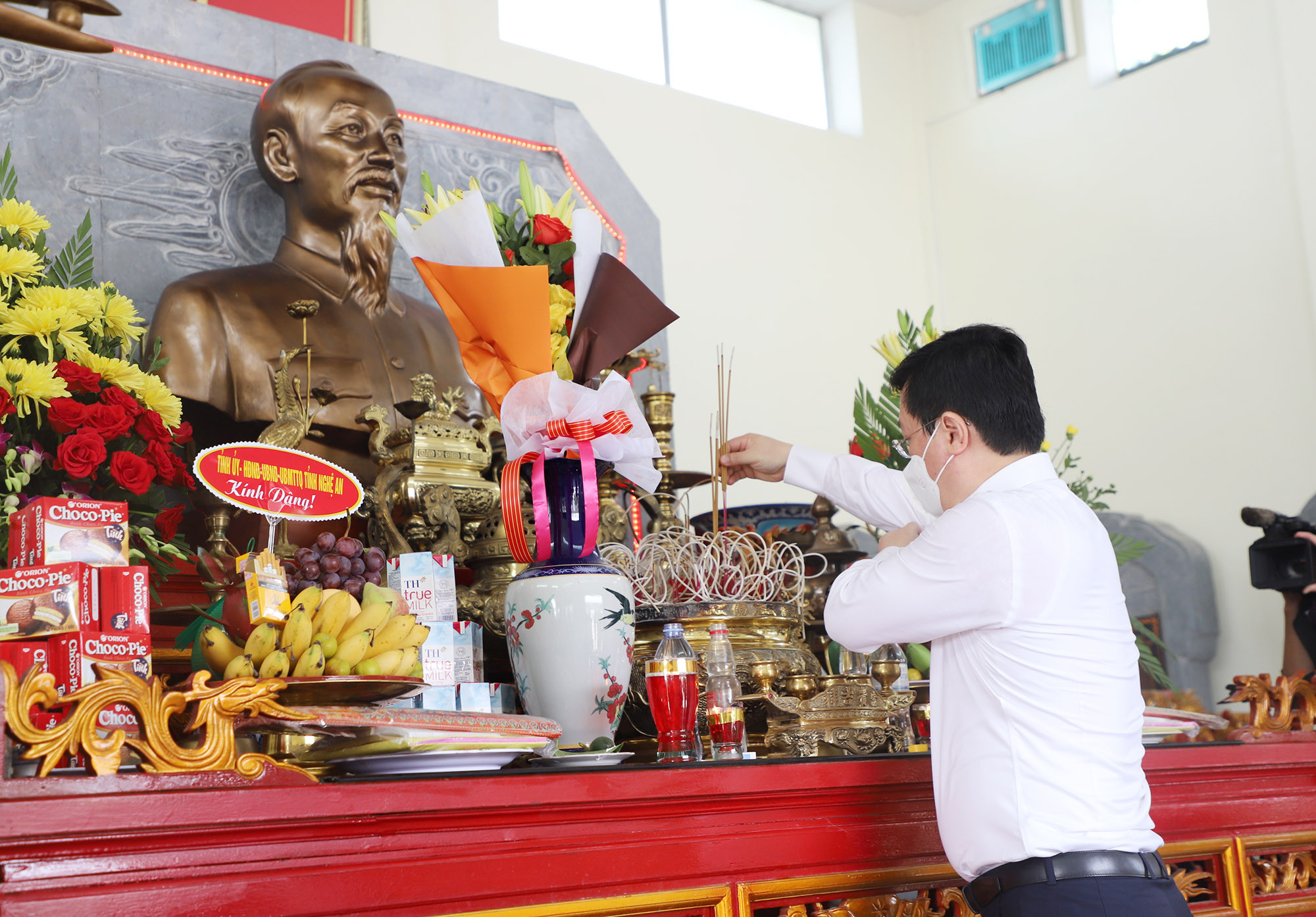 Chủ tịch UBND tỉnh Nguyễn Đức Trung dâng hương tại đền thờ Chủ tịch Hồ Chí Minh và các anh hùng liệt sỹ. Ảnh: Phạm Bằng