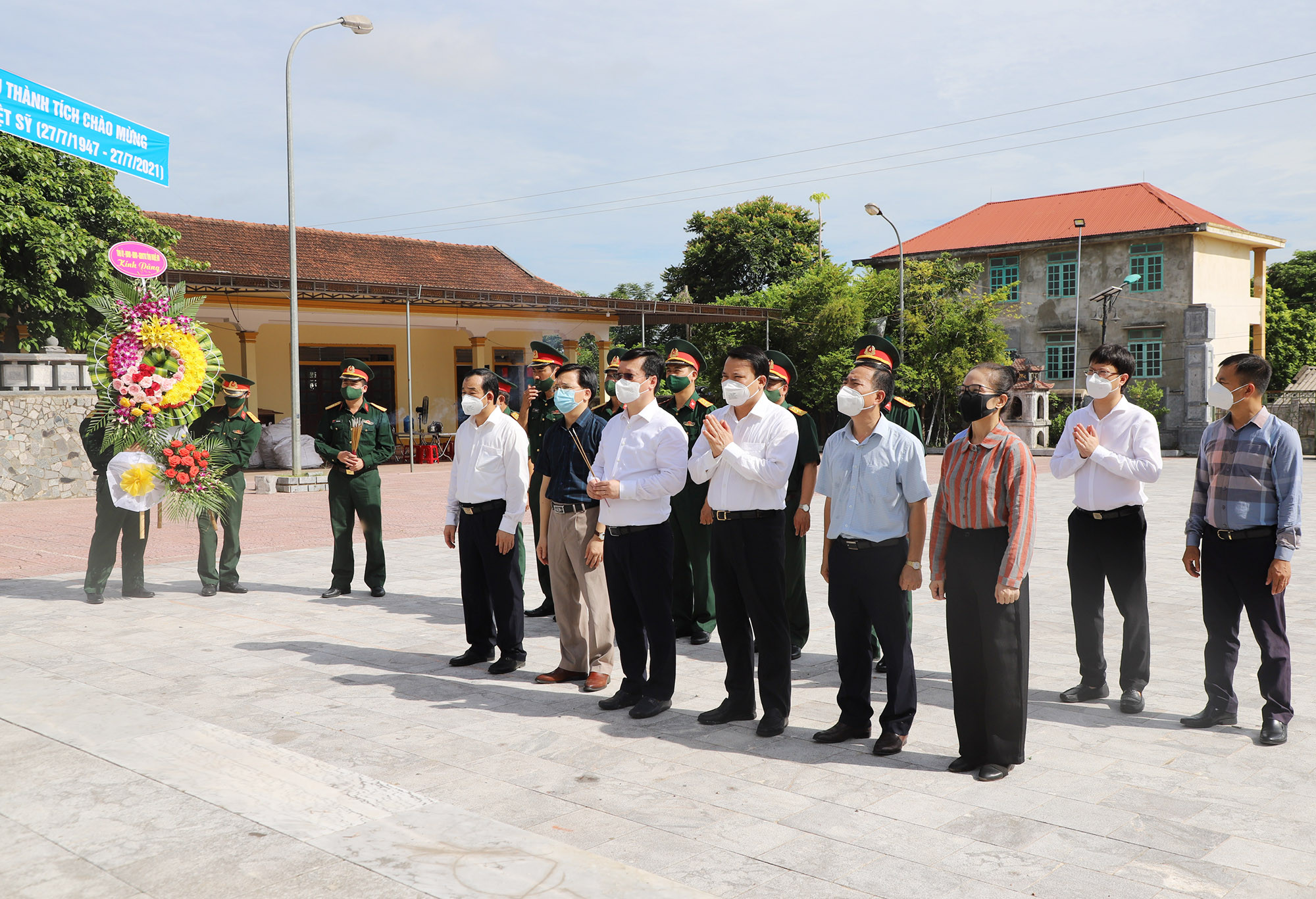 Chủ tịch UBND tỉnh Nguyễn Đức Trung cùng đoàn công tác đã đến dâng hoa, dâng hương tưởng niệm các anh hùng liệt sỹ tại Nghĩa trang liệt sỹ huyện Đô Lương. Ảnh: Phạm Bằng