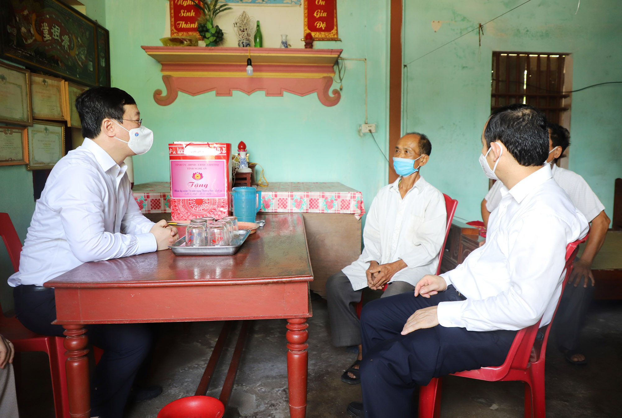 Chủ tịch UBND tỉnh Nguyễn Đức Trung đến thăm gia đình . Ảnh: Phạm Bằng