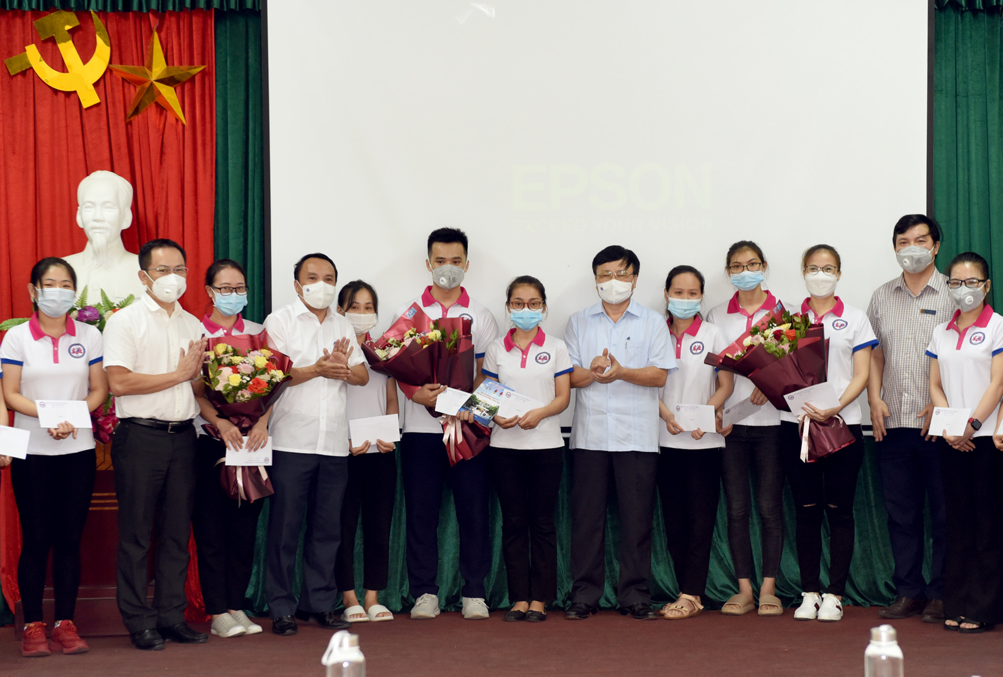 Phó Chủ tịch UBND tỉnh, lãnh đạo Sở Y tế trao qua động viện 20 y bác sĩ trước giờ xuất quân. Ảnh: Thành Chung
