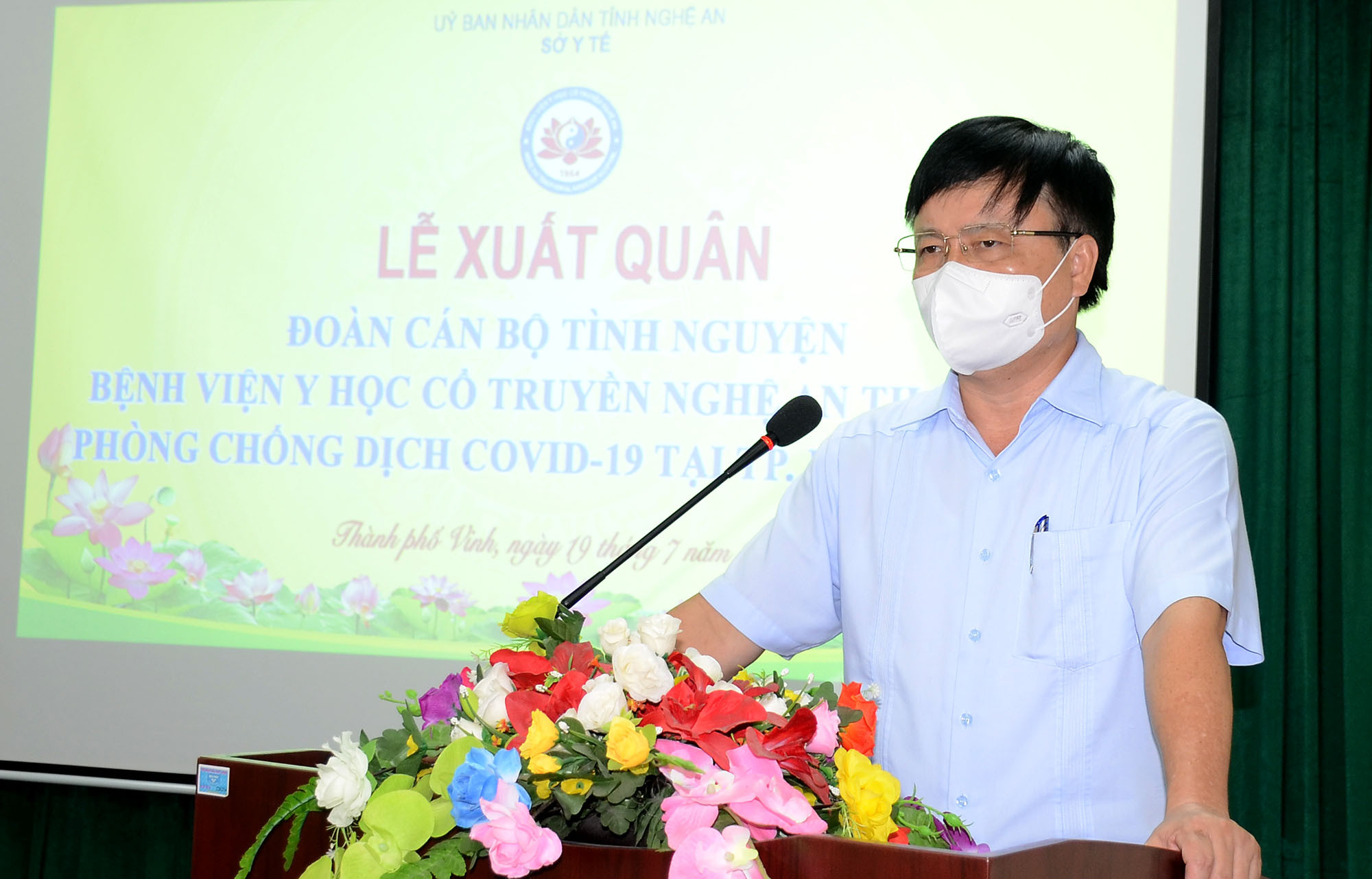 Phó Chủ tịch UBND tỉnh Bùi Đình Long đã biểu dương tinh thần xung kích, tình nguyện vào tâm dịch chống dịch của các y bác sĩ. Ảnh: Thành Chung