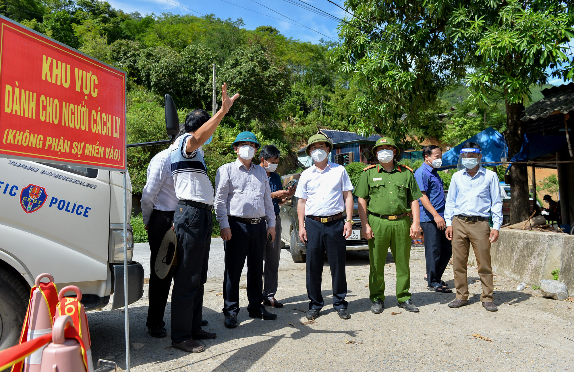 Đoàn công tác kiểm tra công tác phòng, chống dịch tại chốt cầu Khe Tạng. Ảnh: Thành Cường