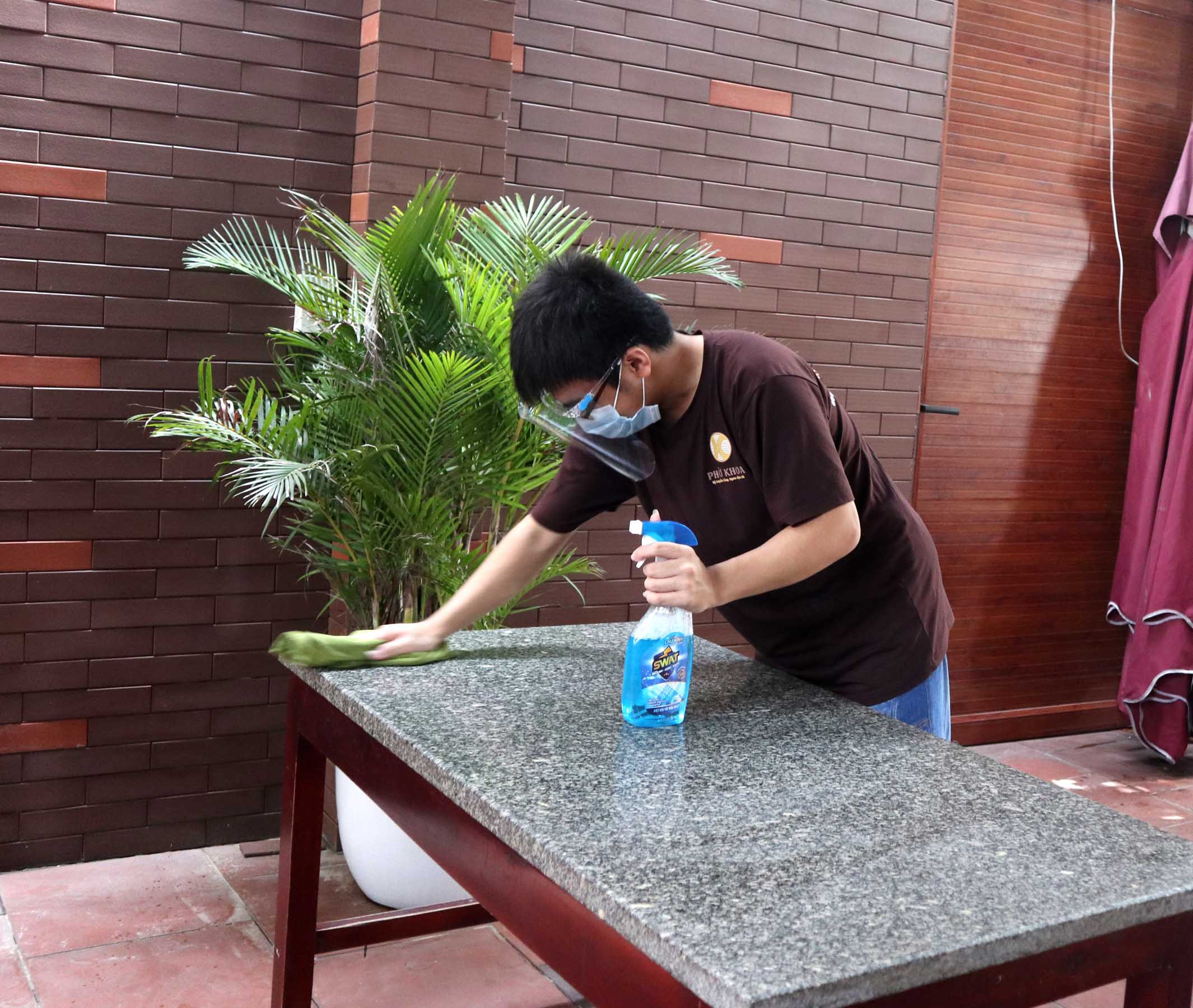 Để đảm bảo vệ sinh, nhân viên quán phở này thường xuyên sát khuẩn mặt bàn sau khi thực khách rời đi. Ảnh: Thanh Phúc