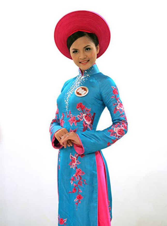 Khi đó Thu Quỳnh sở hữu chiều cao 1m66, số đo ba vòng là 81-62-88 cm. Người đẹp khoe nét duyên dáng và dịu dàng với tà áo dài truyền thống.