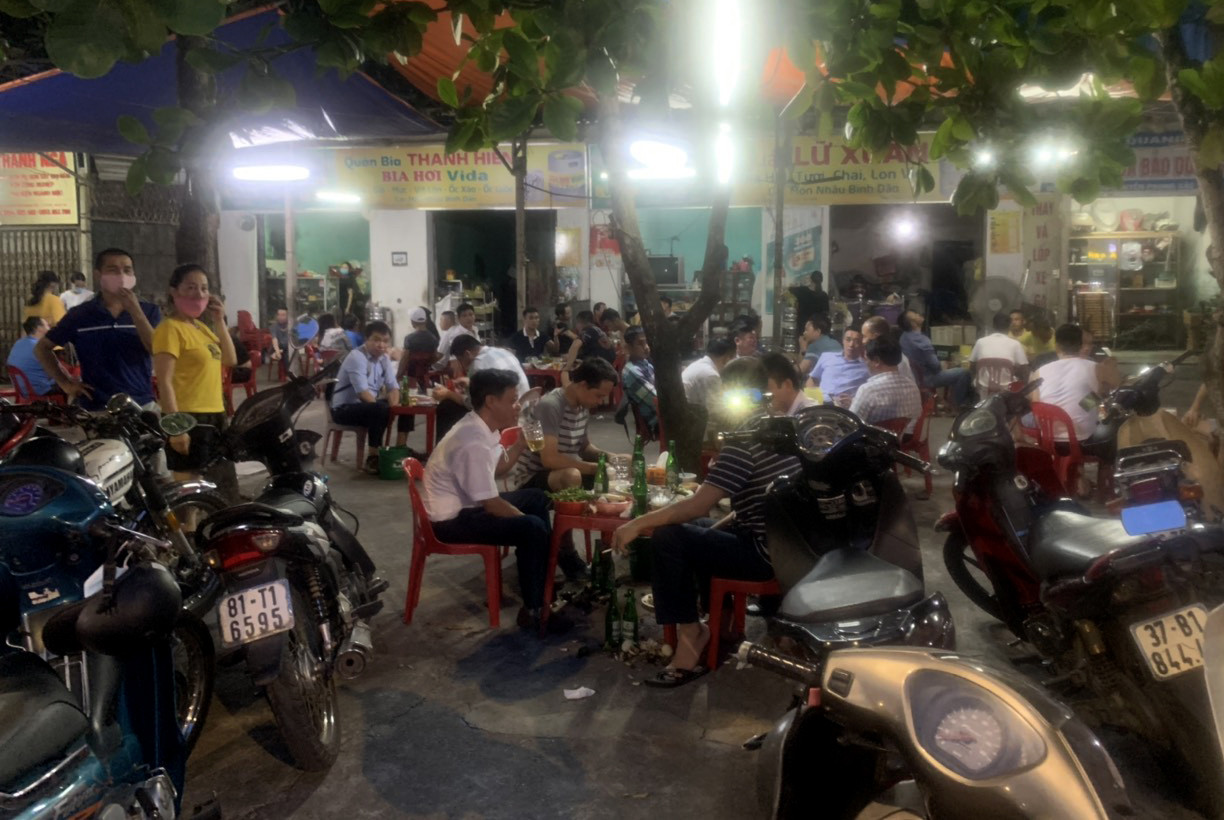 Quán bia trên đường Nguyễn Phong Sắc, TP.Vinh tập trung đông người, vi phạm các quy định phòng dịch trong chiều 20/7. Ảnh: Q.A